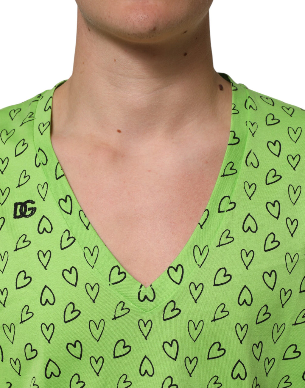 T-shirt Dolce & Gabbana vert à col en V avec logo DG et motif cœur imprimé, coton élégant pour homme.