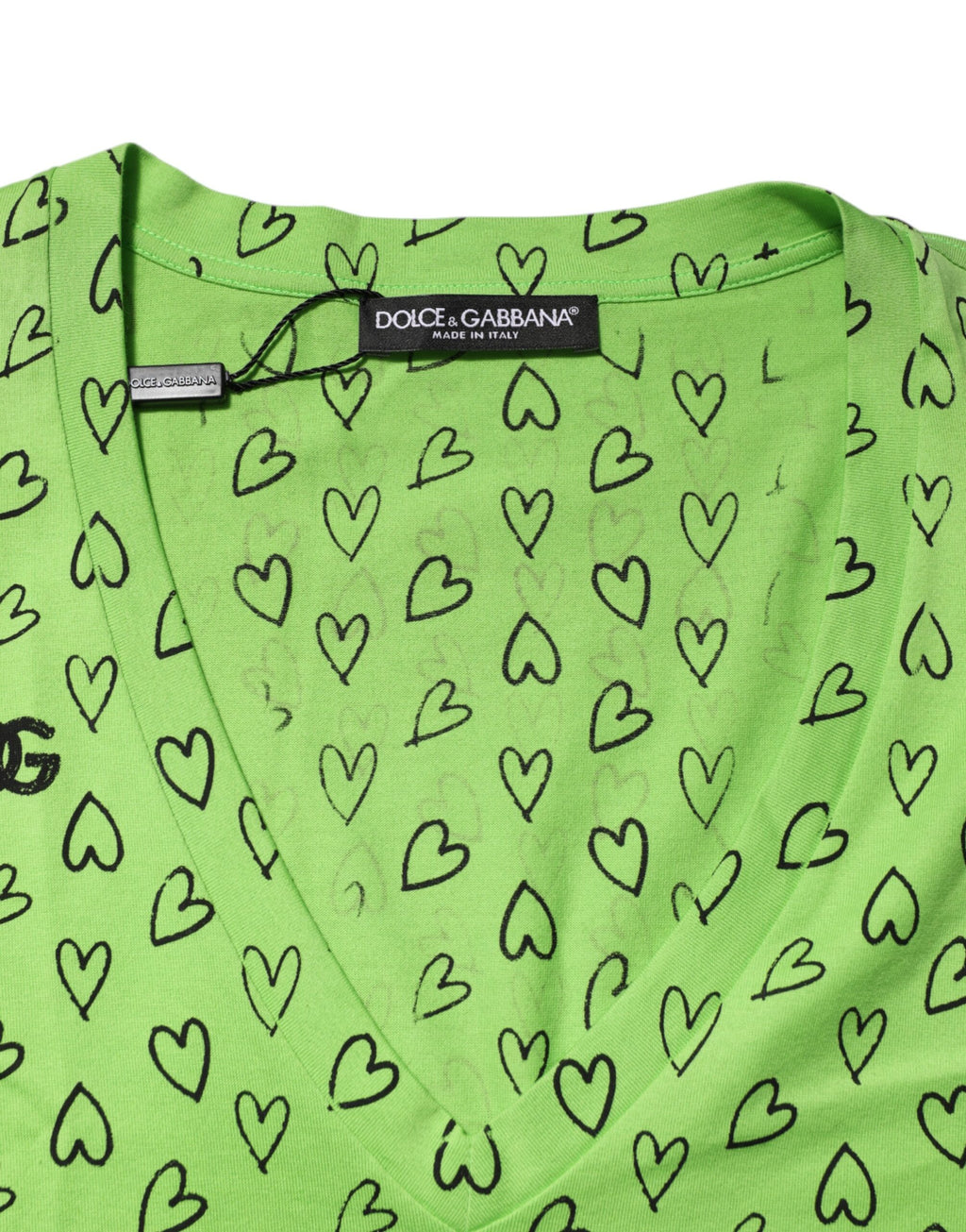 T-shirt vert Dolce & Gabbana à col en V avec logo DG et motif cœur imprimé, vue de face.
