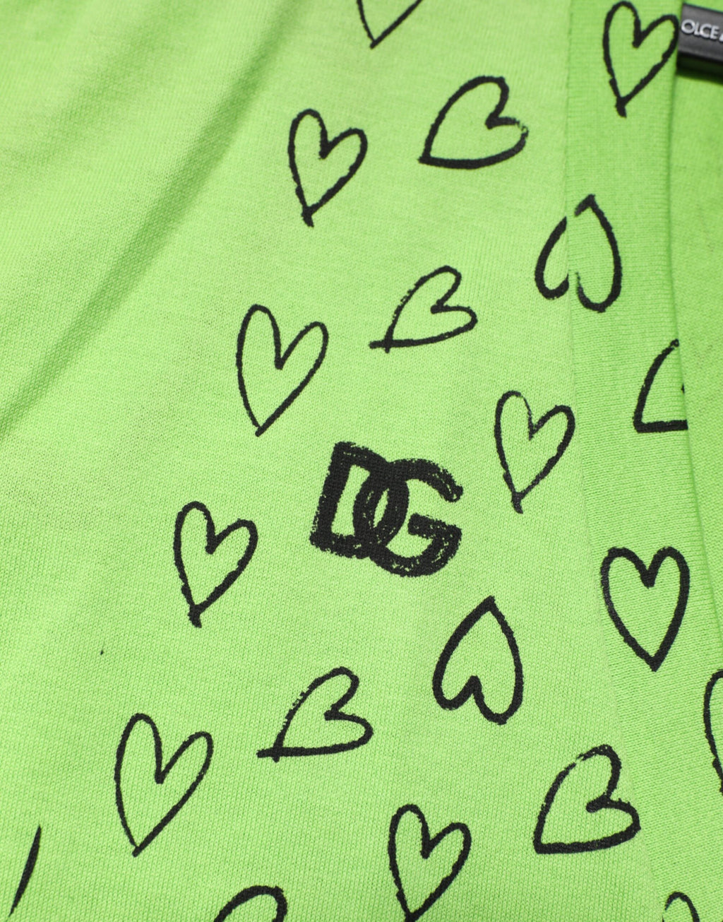 T-shirt vert Dolce & Gabbana à col en V avec logo DG et imprimé cœur, vue de face.