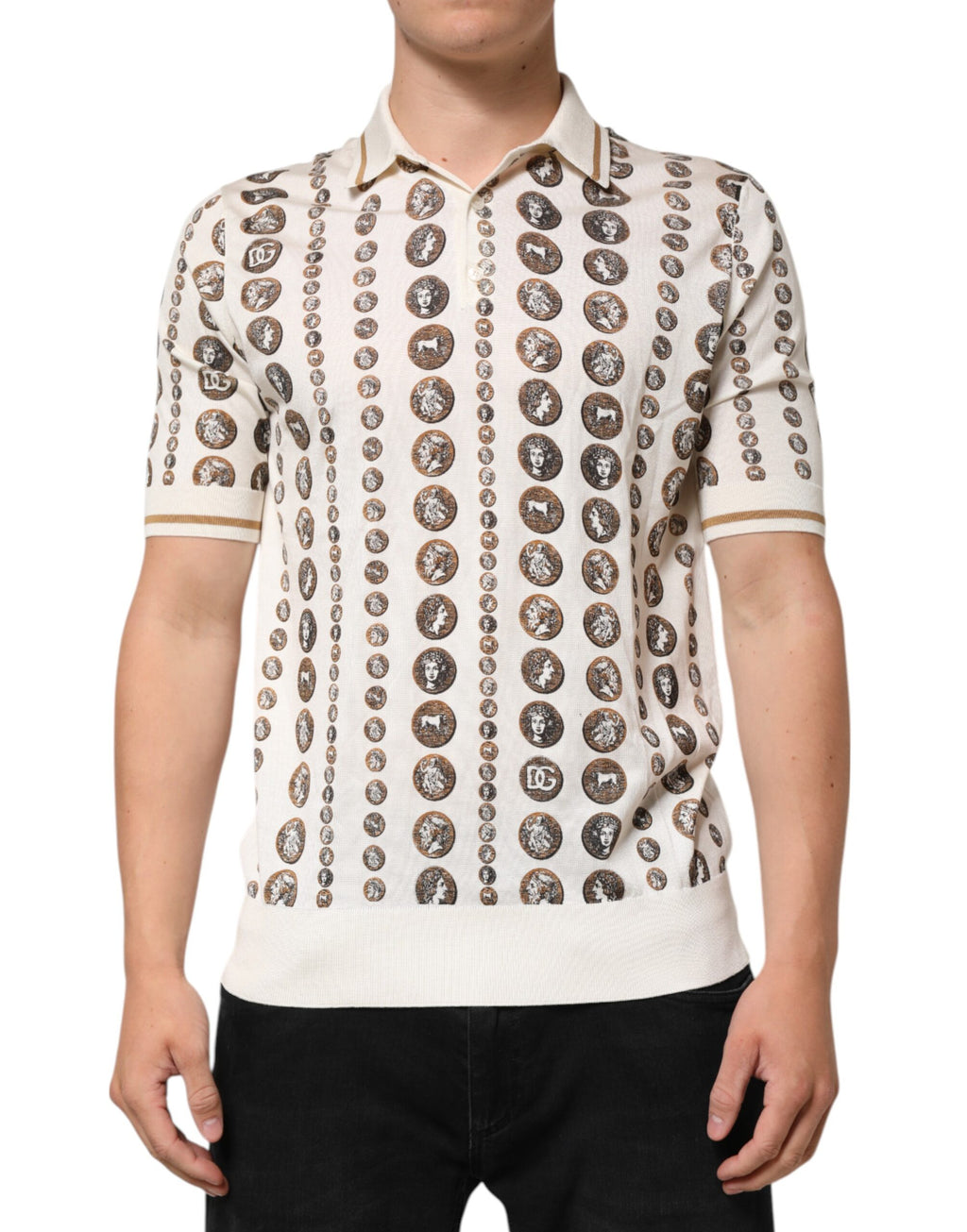 Polo homme Dolce & Gabbana en soie ivoire avec imprimé de pièces et logo, col classique et manches courtes.