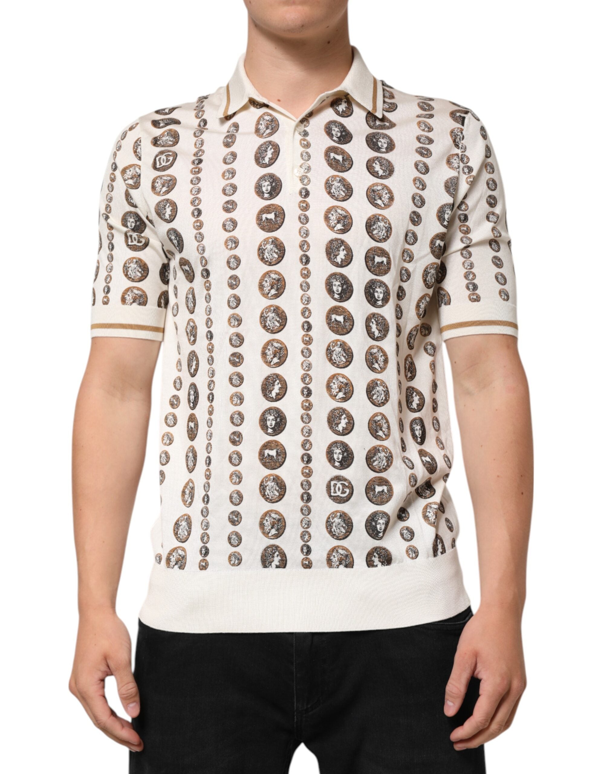 Polo homme Dolce & Gabbana en soie ivoire avec imprimé de pièces et logo, col classique et manches courtes.