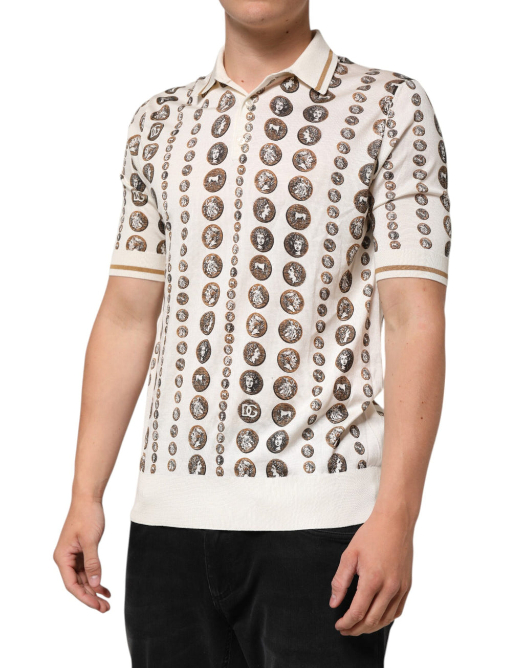 Polo homme Dolce & Gabbana en soie ivoire avec motif de pièces et logo, style élégant et sophistiqué.