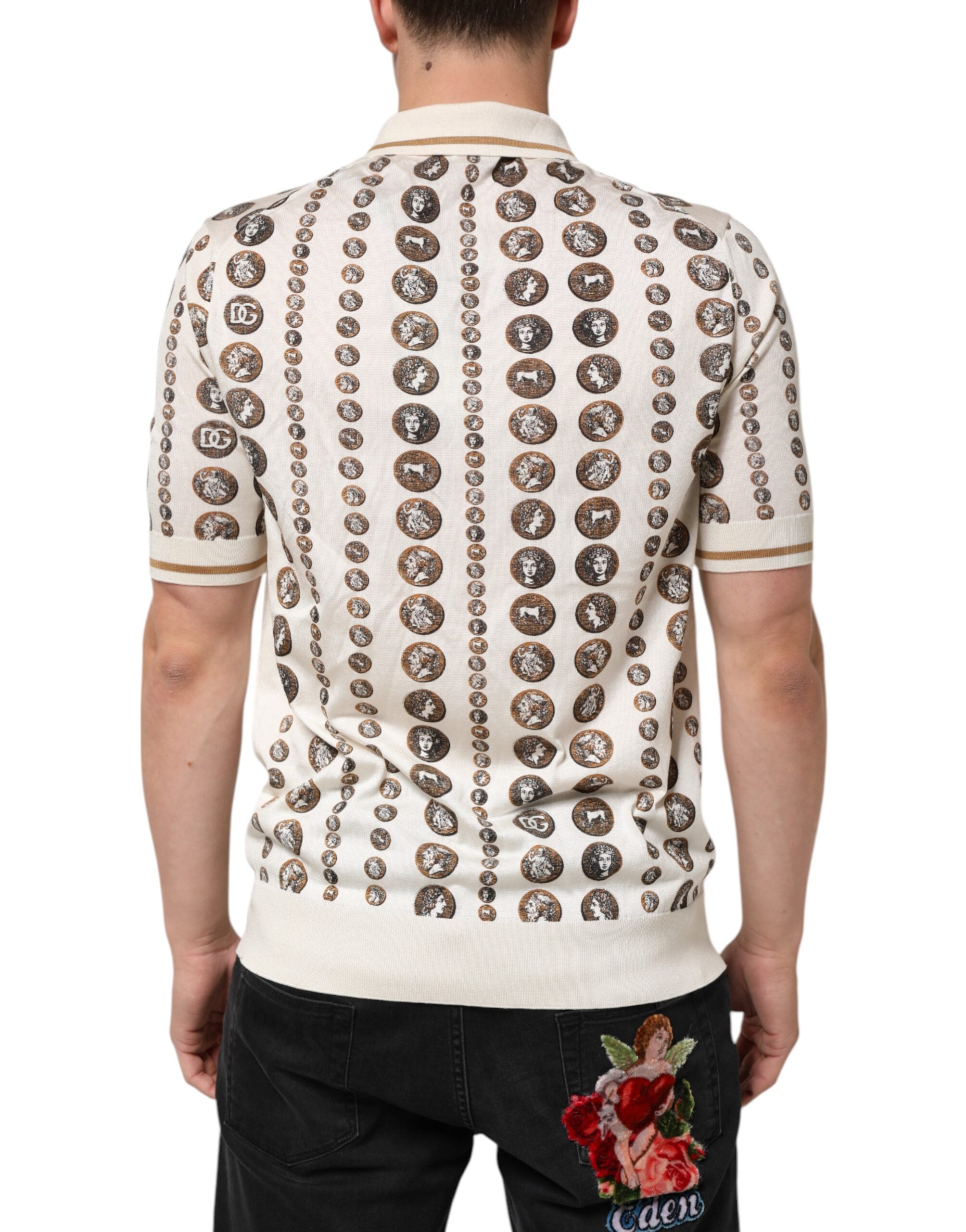 Polo homme Dolce & Gabbana en soie ivoire avec motif de pièces et logo, tissu élégant et détails sophistiqués.