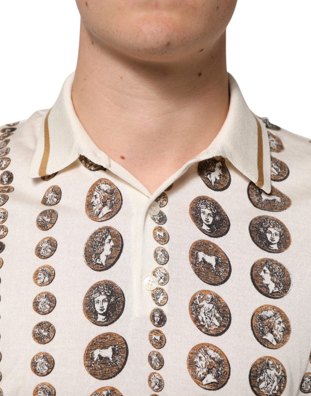 Polo homme Dolce & Gabbana en soie ivoire avec motif de pièces et logo, style élégant et sophistiqué.