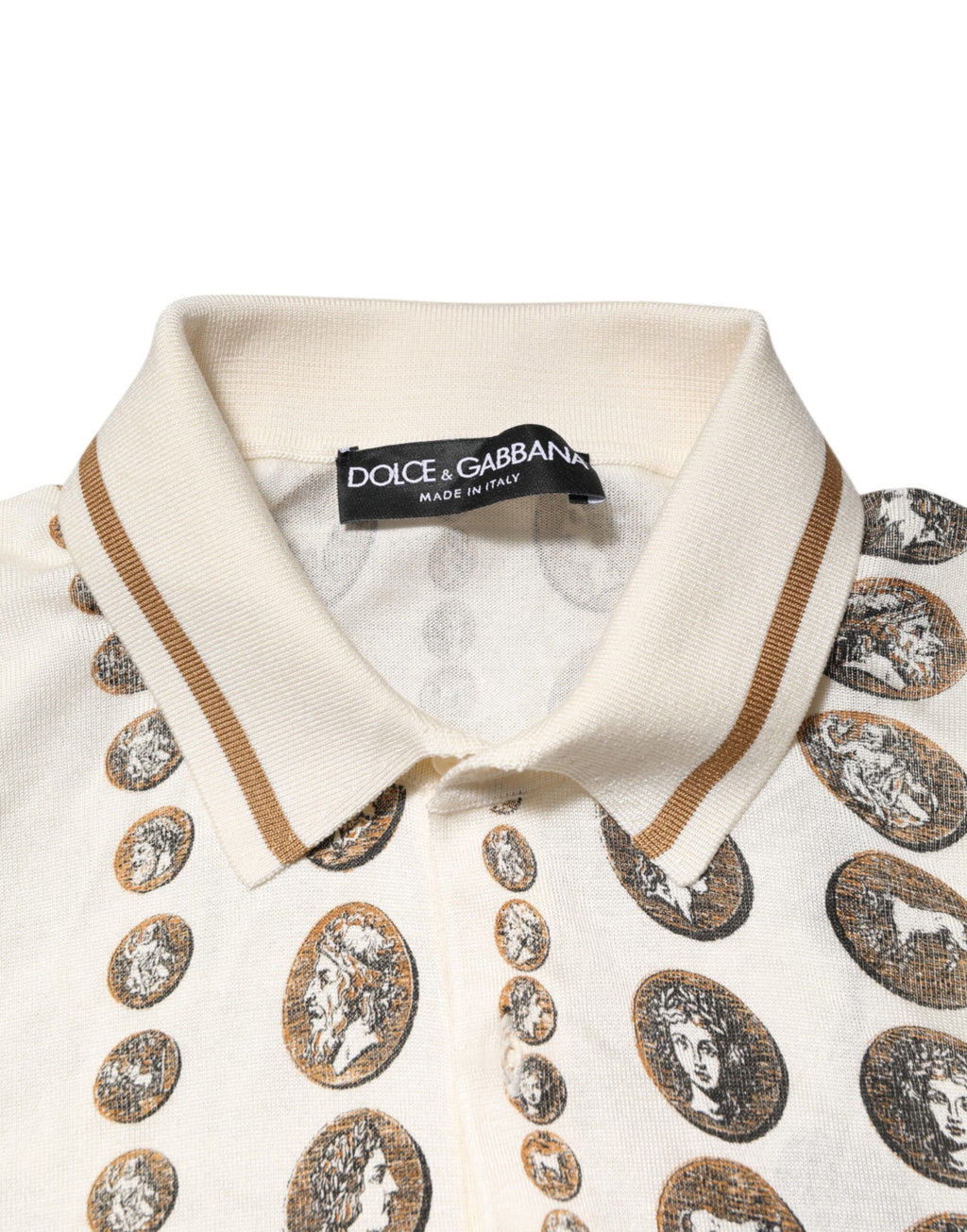 Polo homme Dolce & Gabbana en soie ivoire avec motif de pièces et logo, manches courtes, col polo élégant.