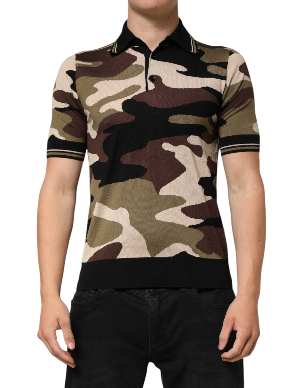 T-shirt polo militaire en soie camouflage marron Dolce & Gabbana, détail de style moderne et élégant.