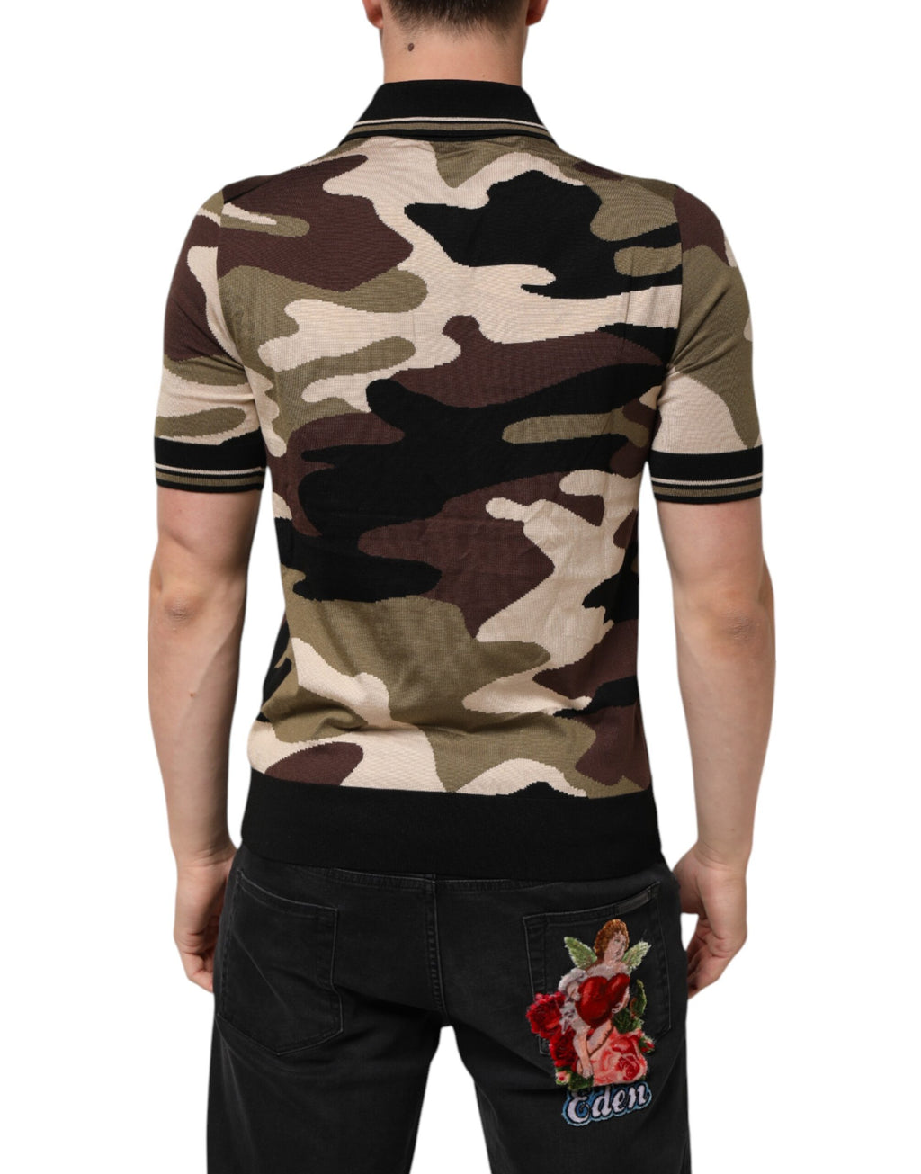T-shirt polo militaire en soie camouflage marron Dolce & Gabbana, style élégant et tendance pour homme.