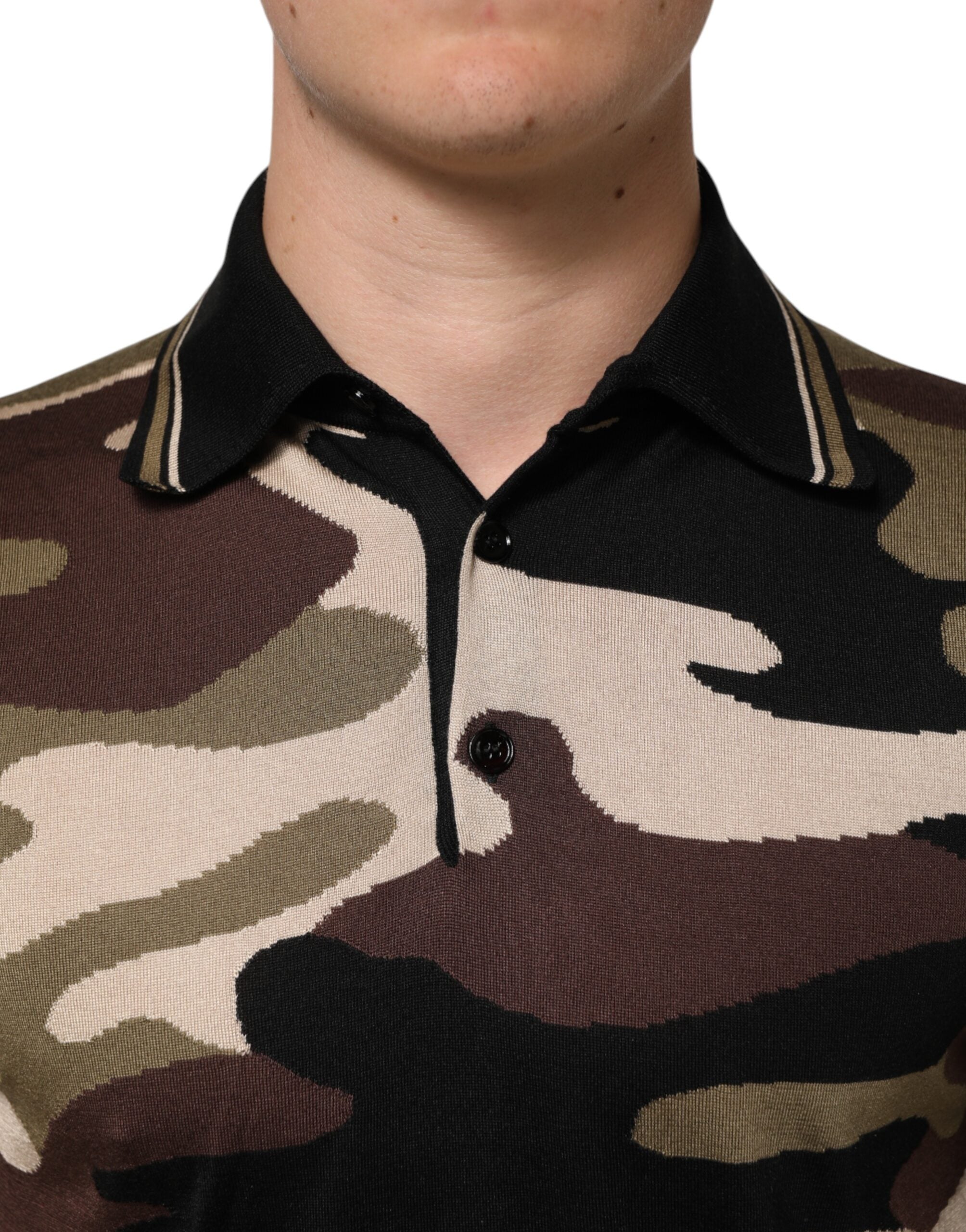 T-shirt polo militaire en soie camouflage marron Dolce & Gabbana, style élégant et tendance.