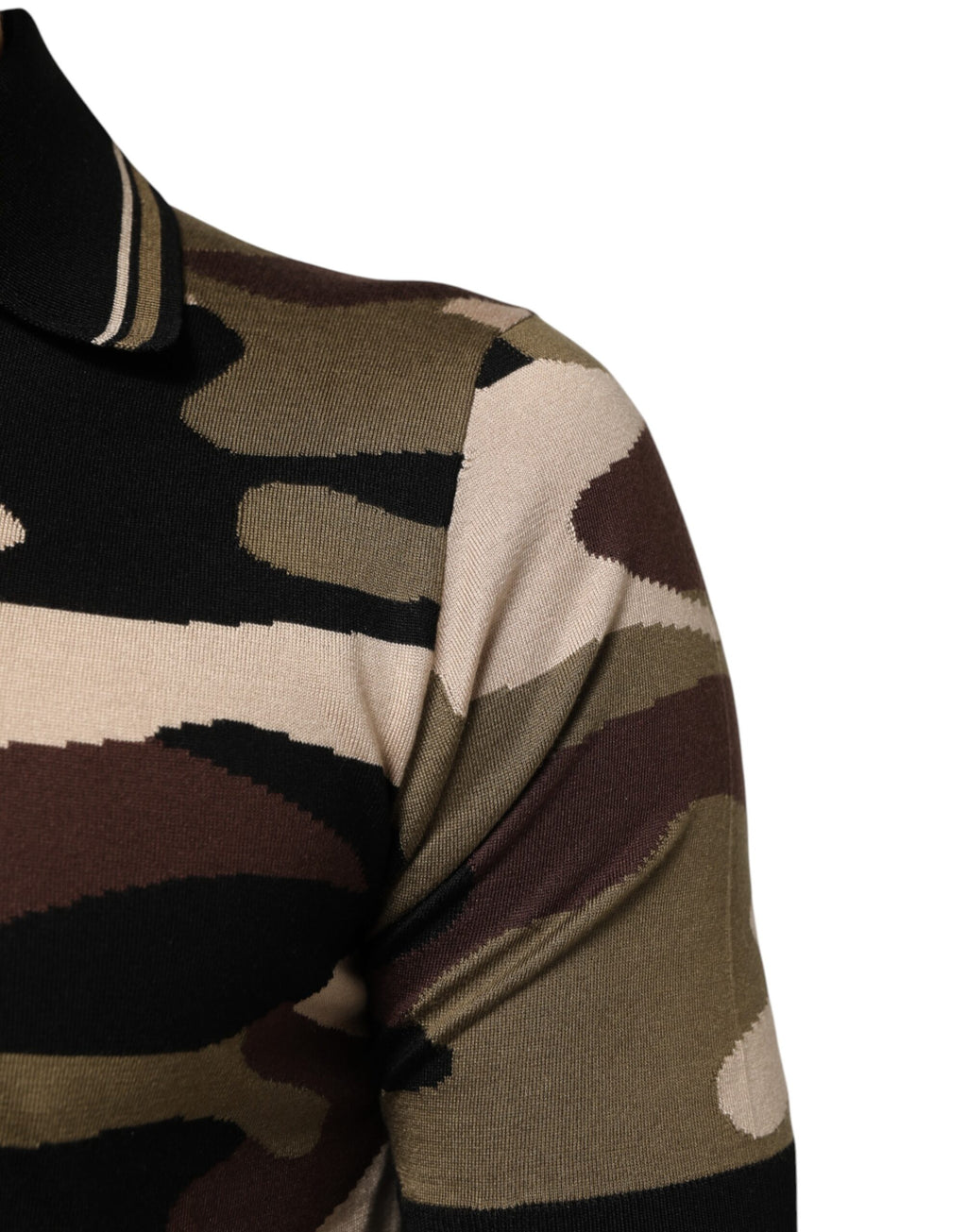 T-shirt polo militaire en soie camouflage marron Dolce & Gabbana, style élégant et décontracté.