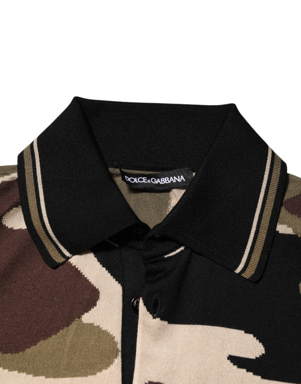 T-shirt polo militaire en soie camouflage marron de Dolce & Gabbana, style élégant et tendance.