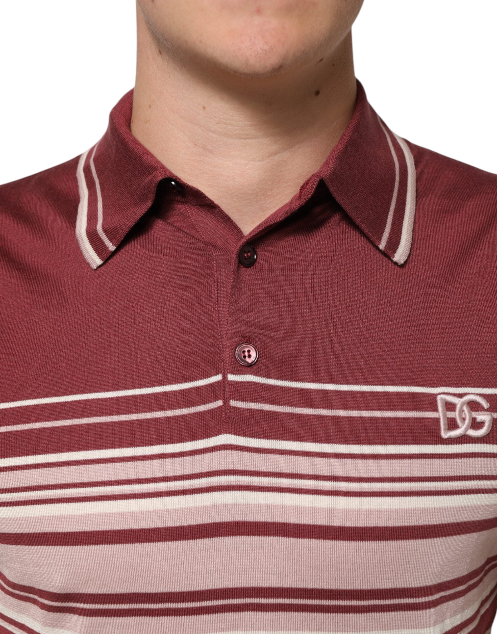 Polo en coton bordeaux à rayures Dolce & Gabbana avec logo DG visible, porté ou posé sur un fond neutre.
