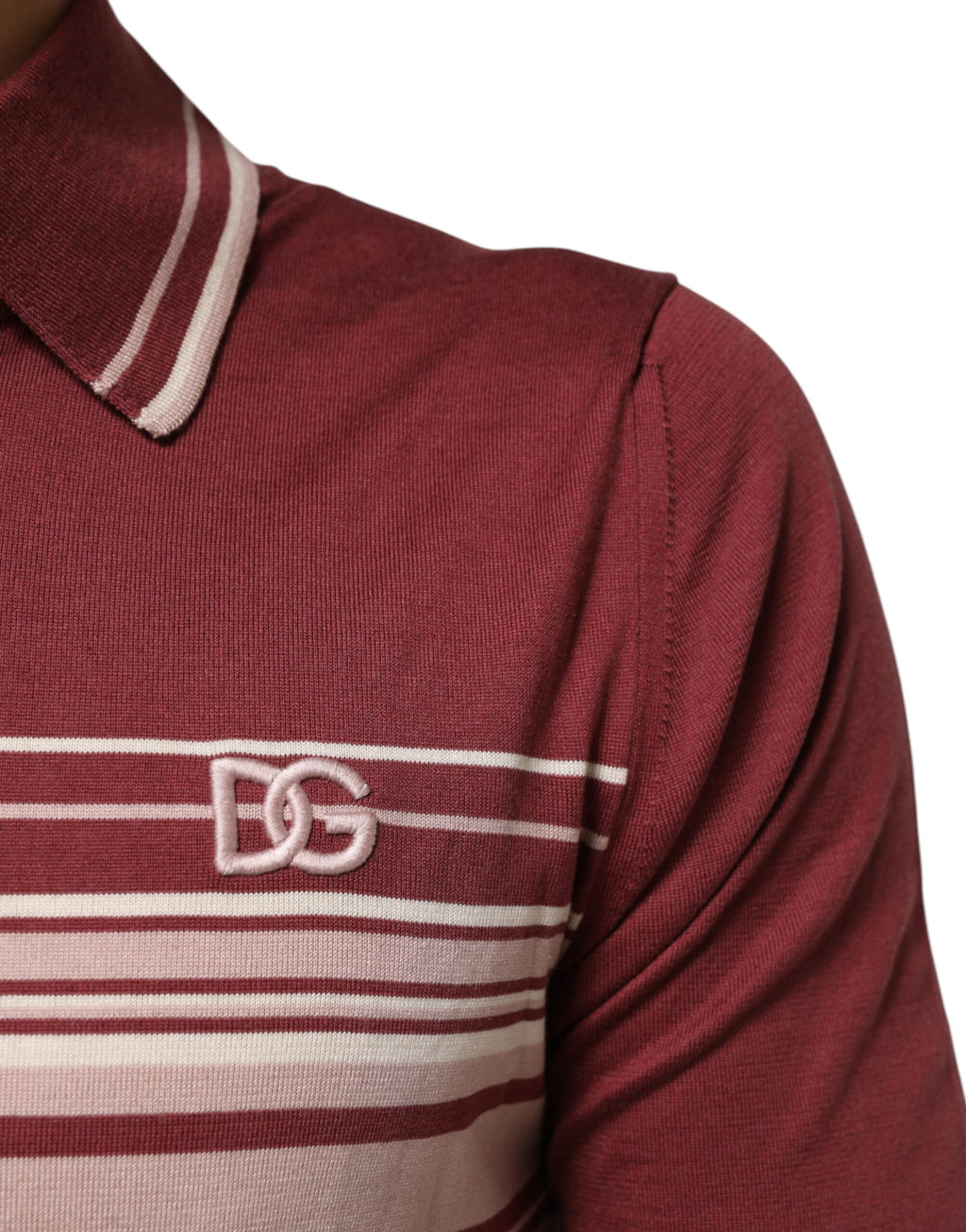 T-shirt en coton bordeaux à rayures avec logo Dolce & Gabbana, style polo, aspect élégant et décontracté, vue de face.