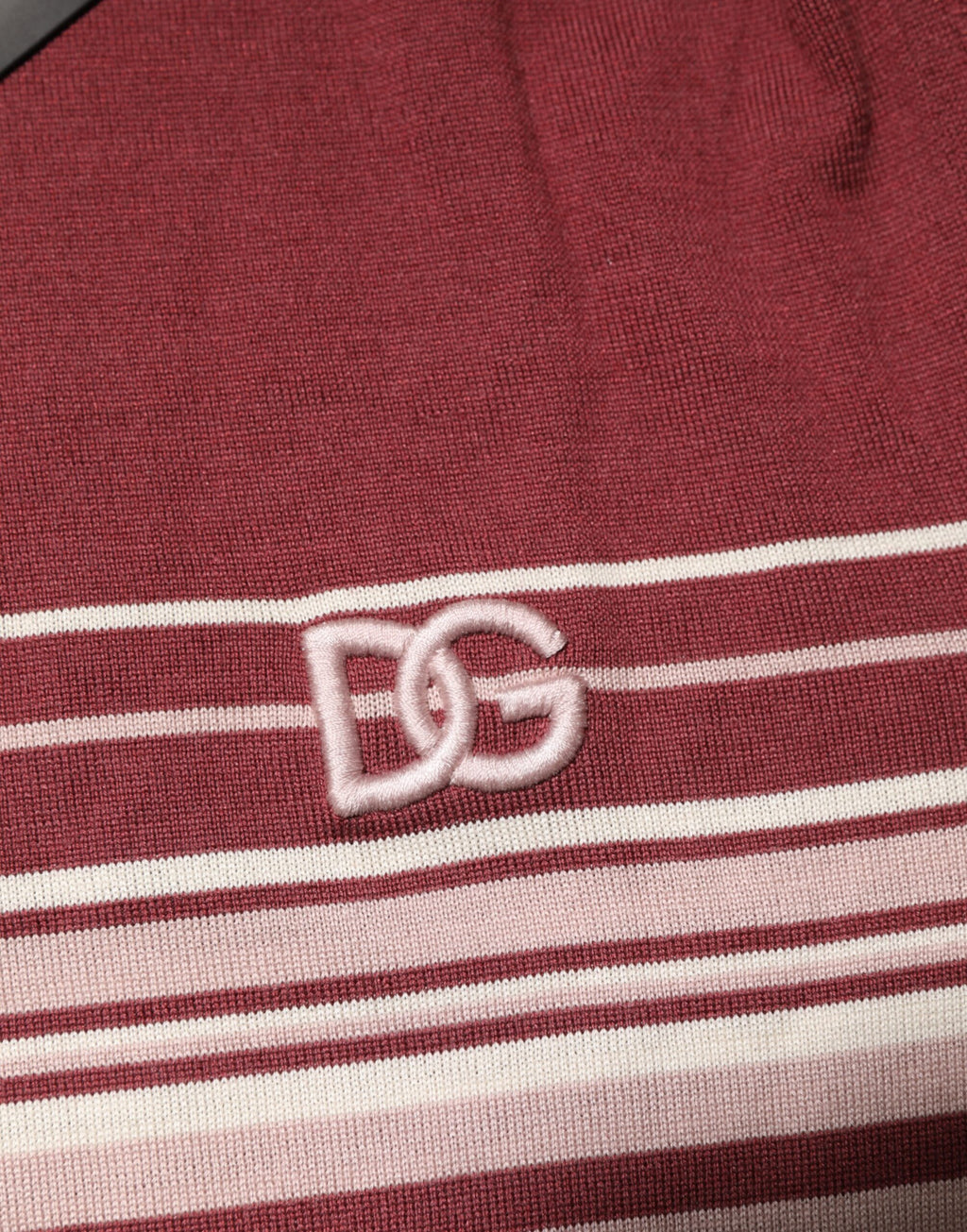 Polo en coton bordeaux à rayures avec logo DG de Dolce & Gabbana, vue de face.