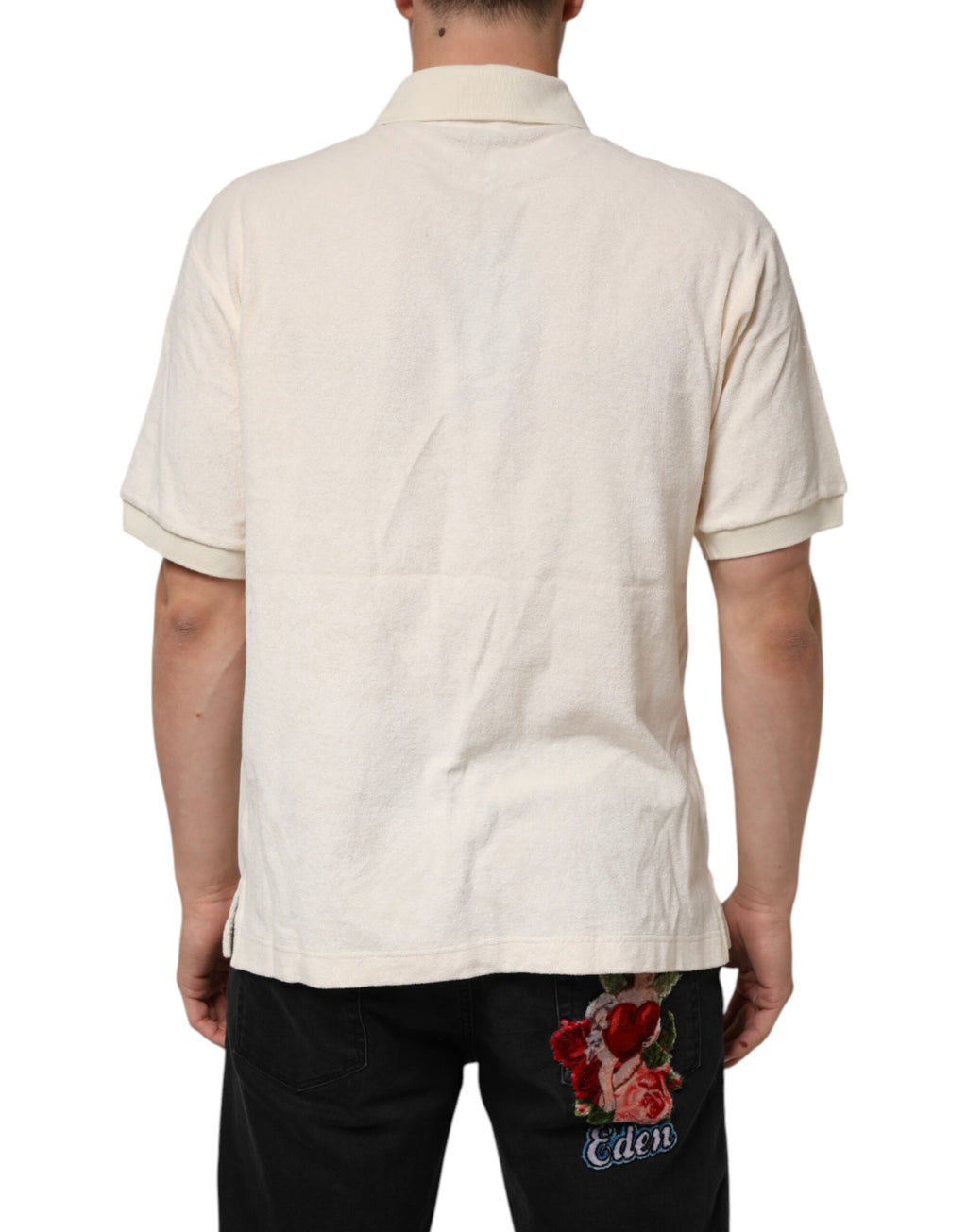 Polo en coton ivoire Dolce & Gabbana avec logo, poche sur la poitrine, tissu doux et élégant.