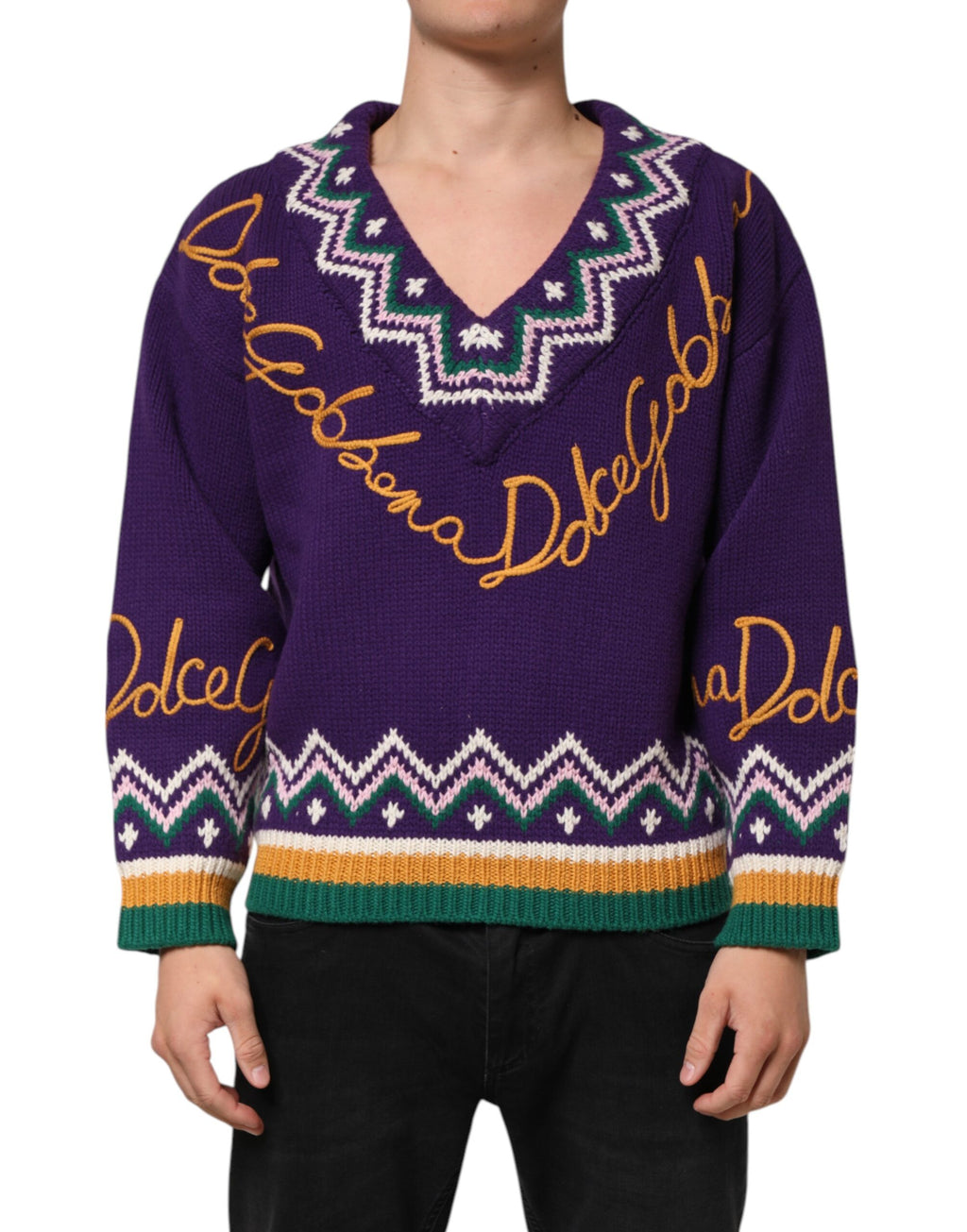 Pull en laine violet Dolce & Gabbana avec logo DG pour homme, pull tricoté élégant et confortable.
