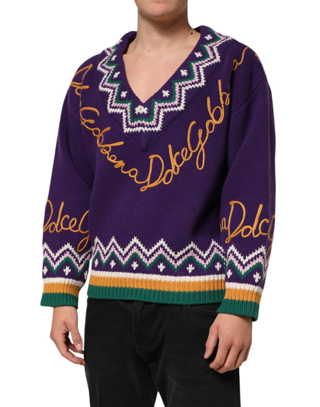 Pull en laine violette Dolce & Gabbana avec logo DG, pull pour homme, détail tricot élégant et confortable.