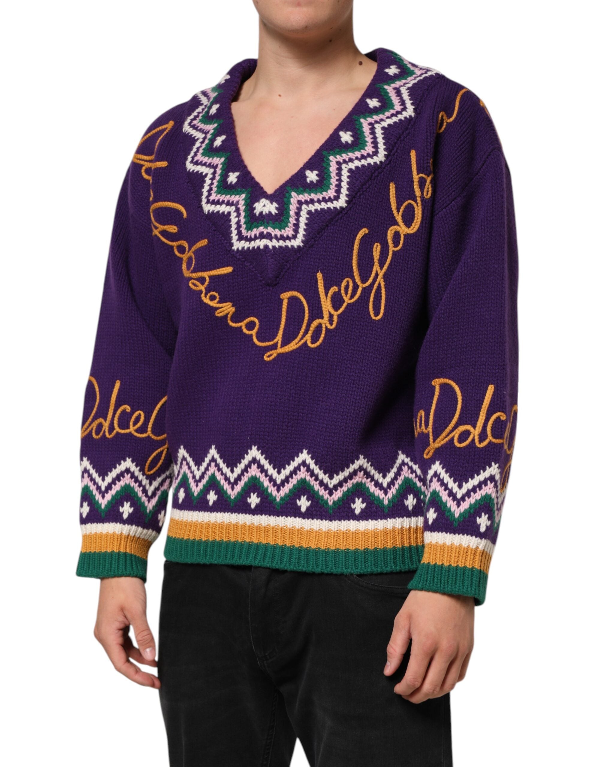 Pull en laine violette Dolce & Gabbana avec logo DG, pull pour homme, détail tricot élégant et confortable.