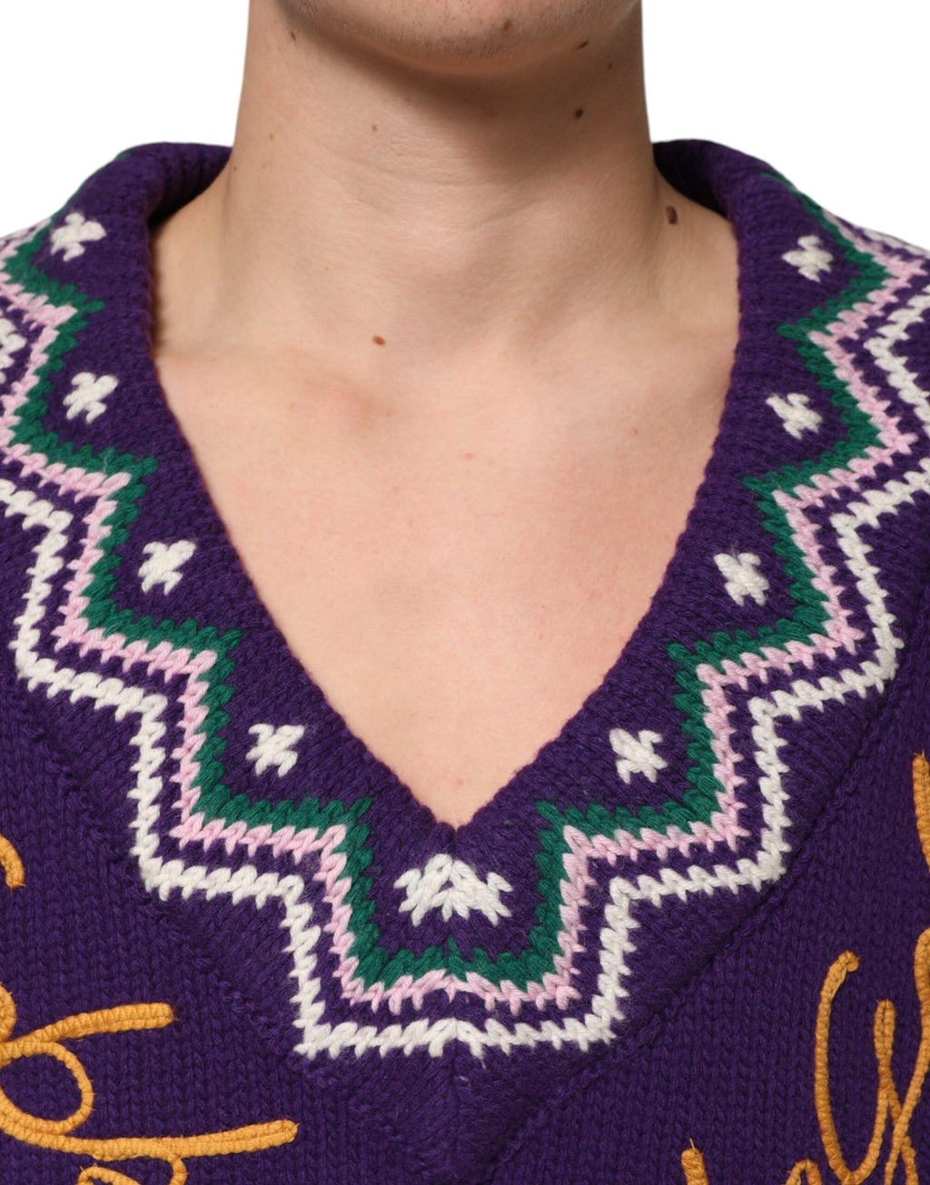 Pull-over homme en laine violette Dolce & Gabbana avec logo DG, pull en maille élégant et confortable.