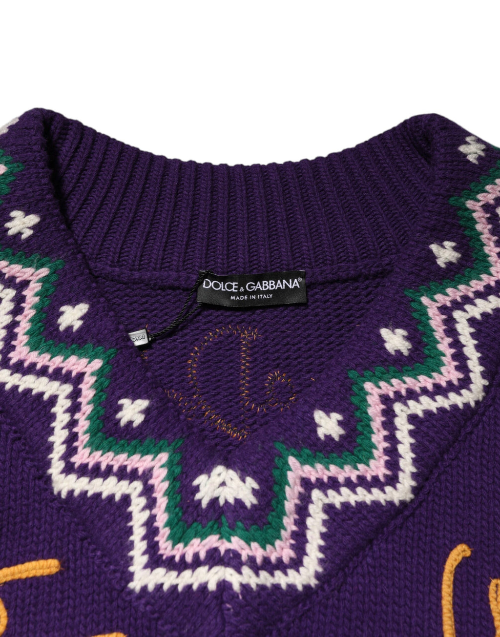 Pull-over en laine violette Dolce & Gabbana avec logo DG pour homme, détail tricoté élégant et confortable.