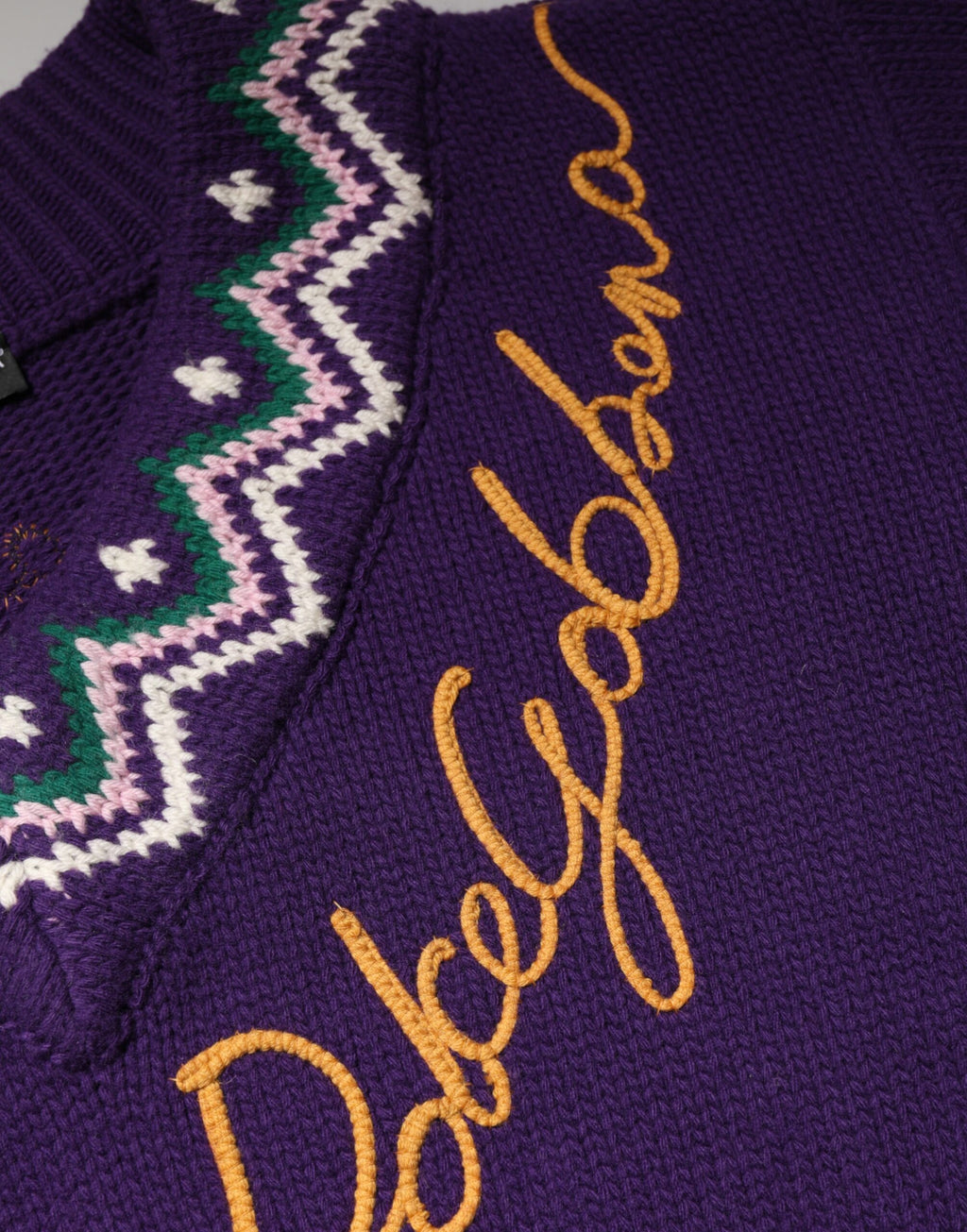 Pull en laine violet Dolce & Gabbana avec logo DG pour homme, pull tricoté élégant et chaud.