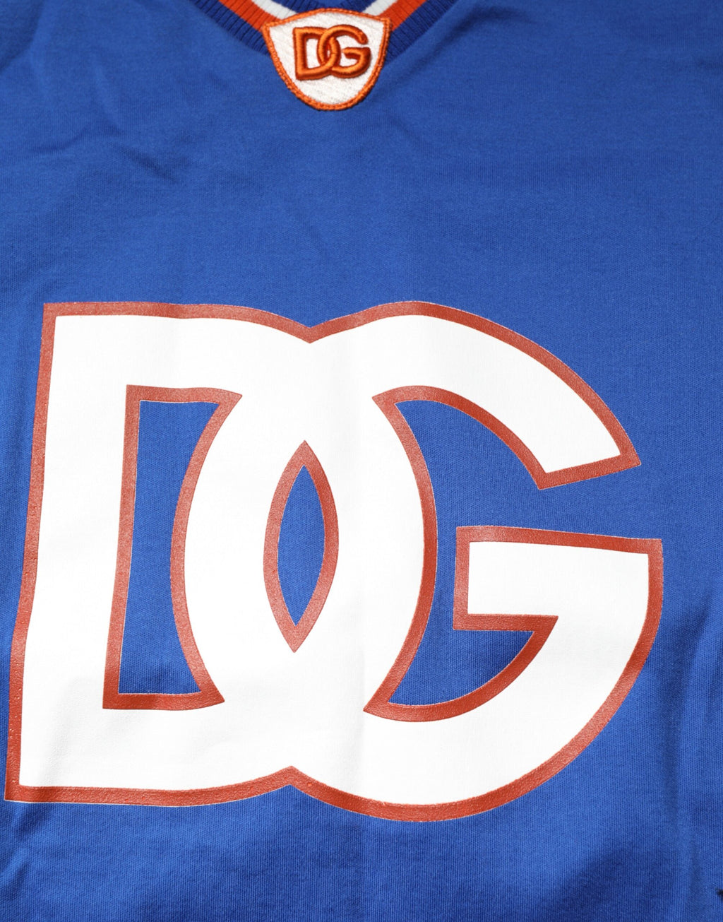 T-shirt en mesh en coton bleu Dolce & Gabbana avec logo DG, style décontracté, visible en détail sur l'image.
