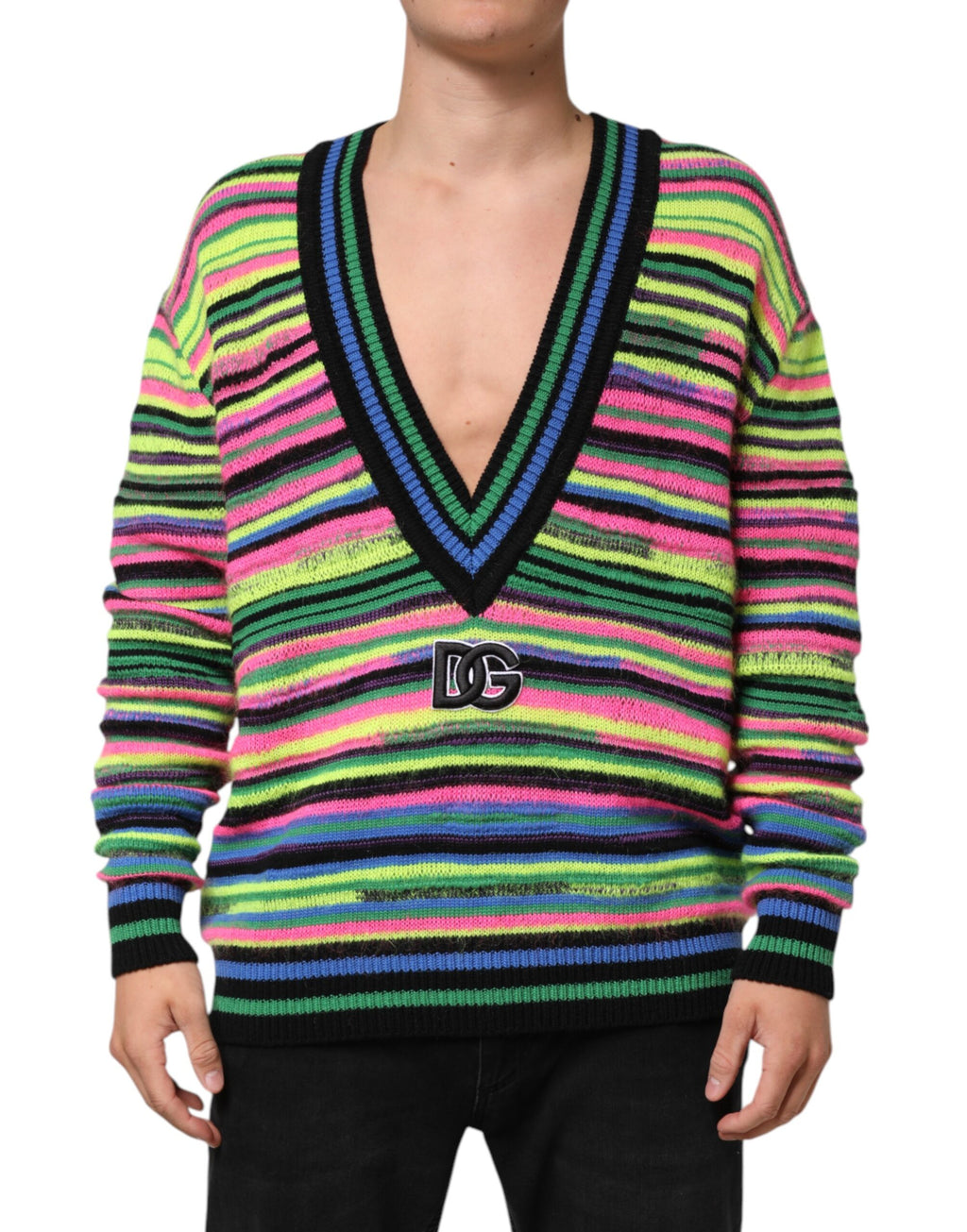 Pull en maille Dolce & Gabbana à col en V avec logo multicolore, style élégant et confortable, vue de face.