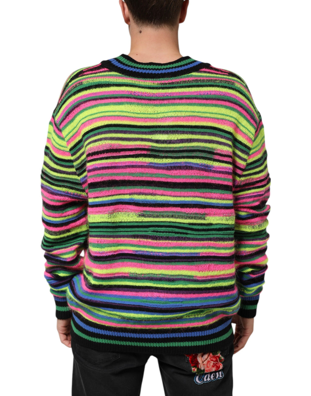 Pull en tricot à col en V Dolce & Gabbana avec logo multicolore, motif coloré et style élégant.