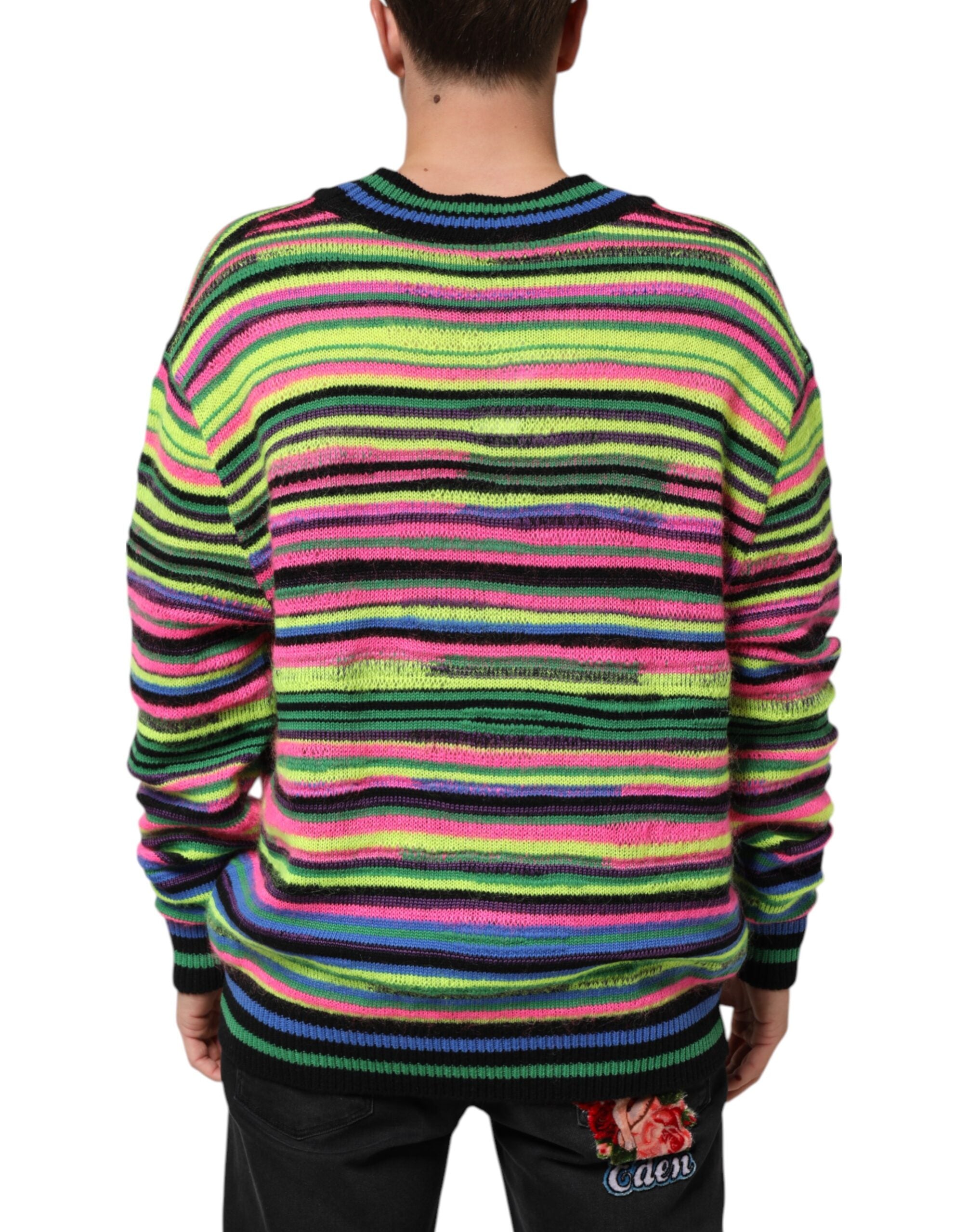 Pull en tricot à col en V Dolce & Gabbana avec logo multicolore, motif coloré et style élégant.