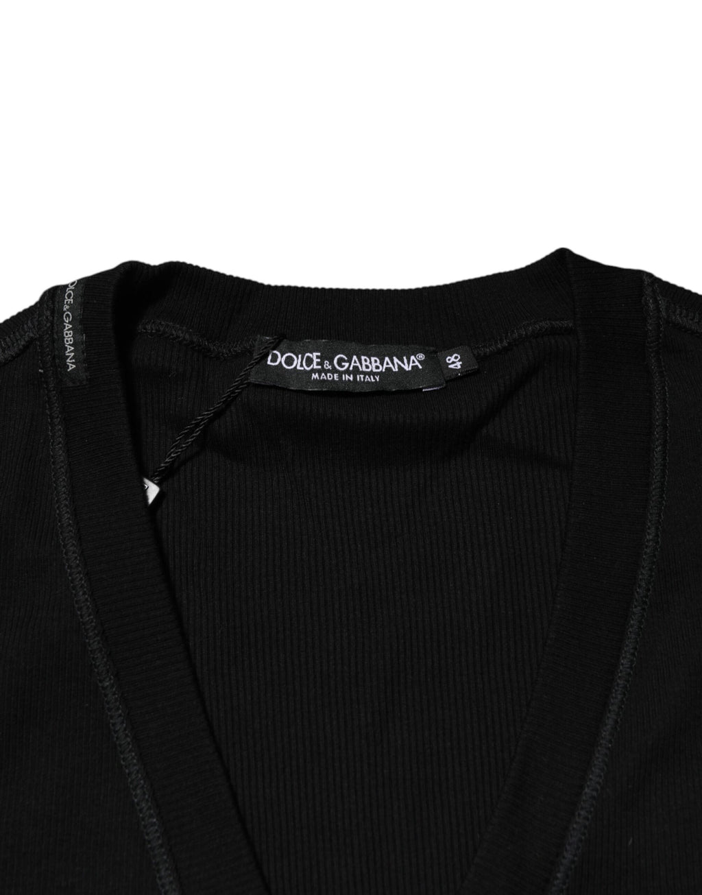 Pull homme Dolce & Gabbana en coton noir à boutons, cardigan élégant avec col classique, porté sur un mannequin.