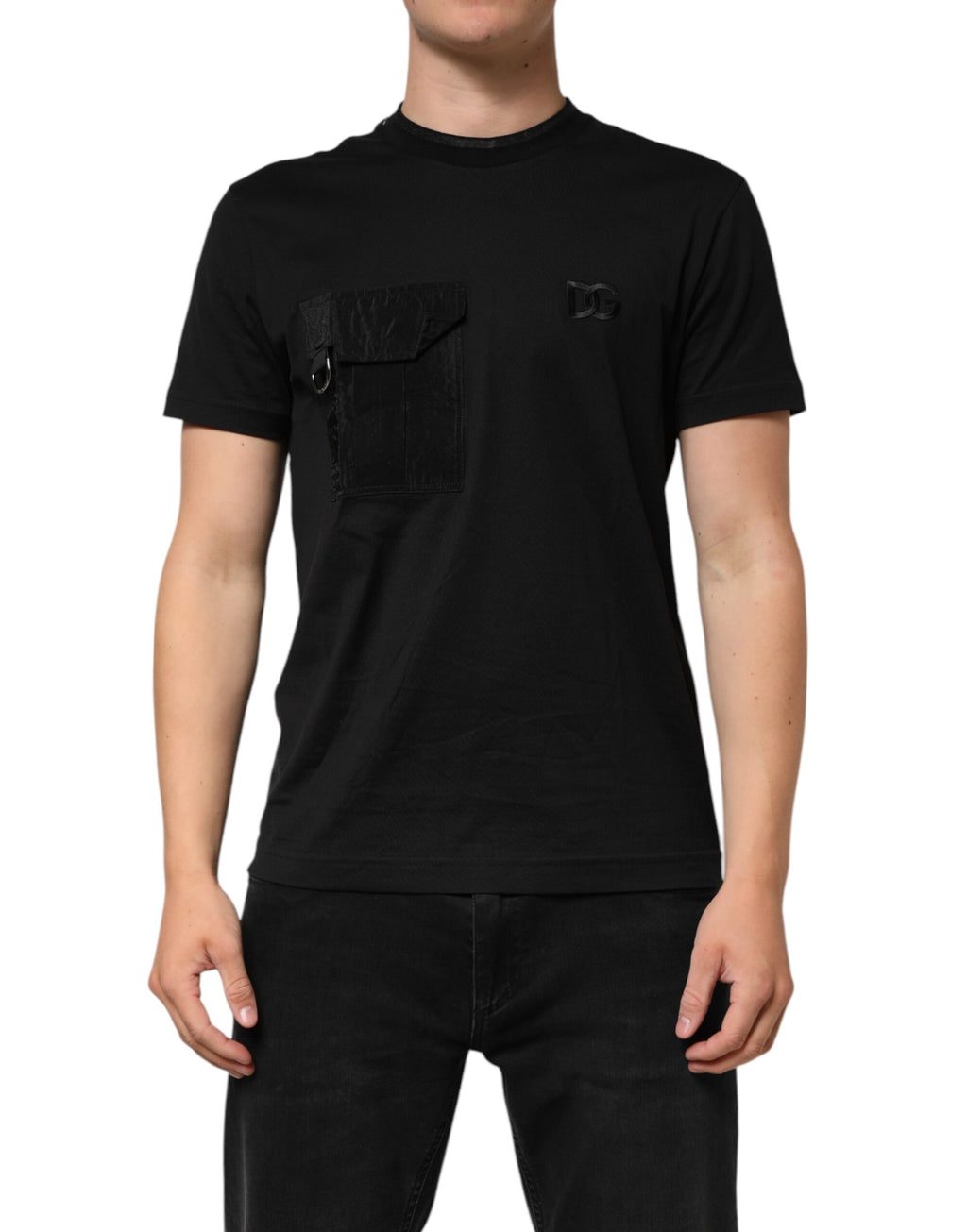 T-shirt noir en coton Dolce & Gabbana avec logo DG brodé et poche à l'avant, modèle élégant et décontracté.