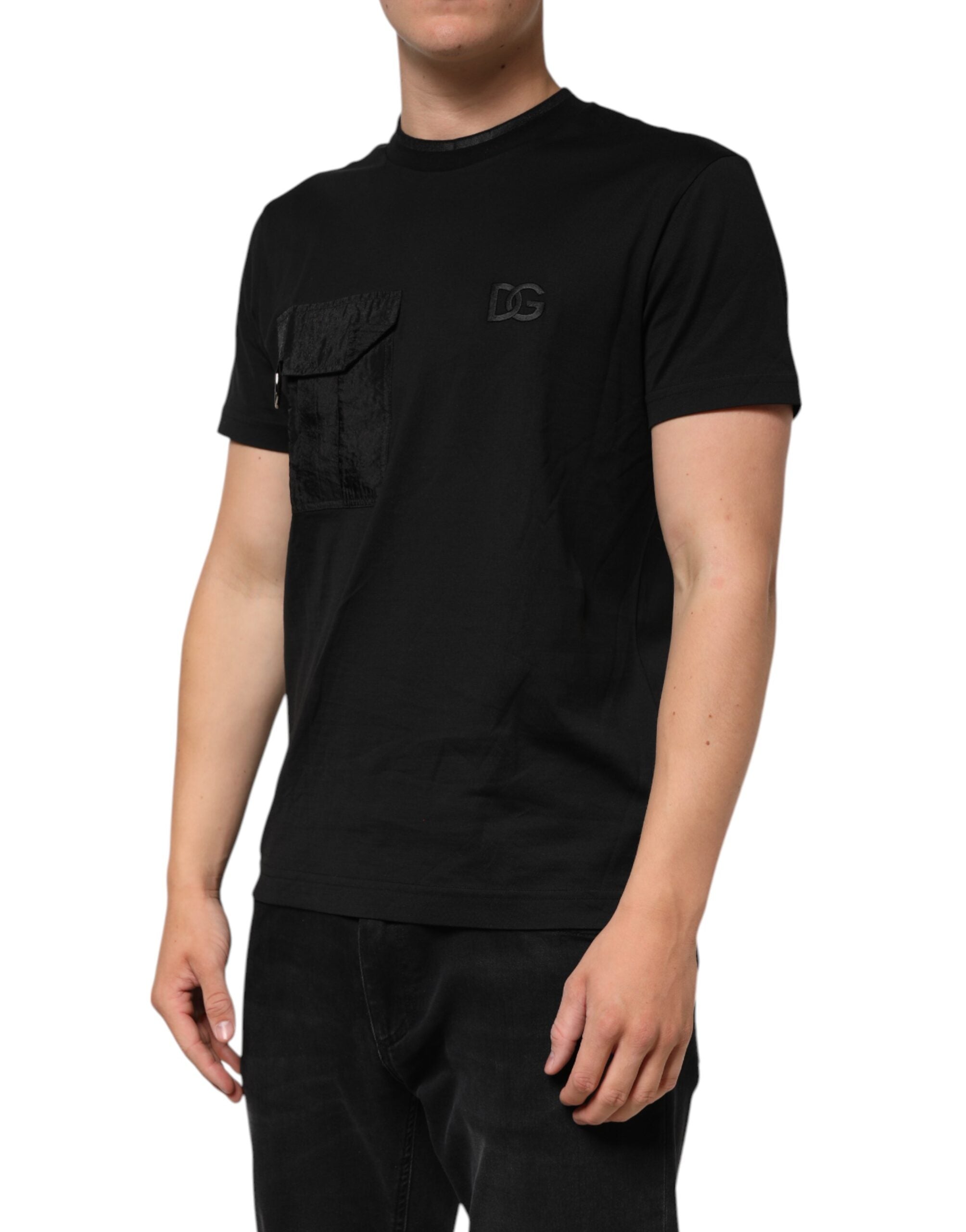 T-shirt noir en coton Dolce & Gabbana avec logo DG brodé et poche à l'avant, style élégant et décontracté.