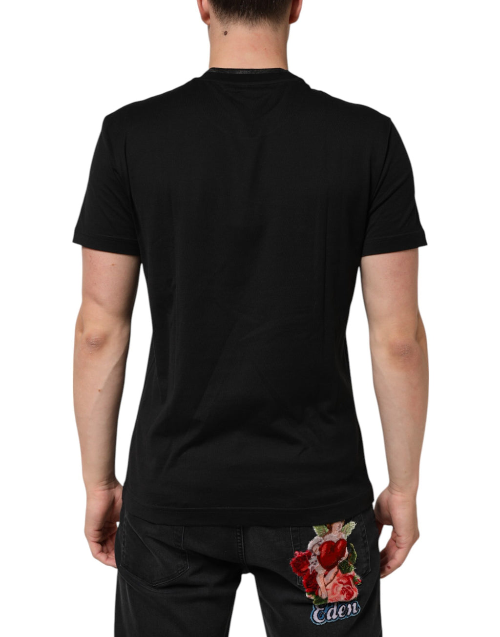 T-shirt noir en coton Dolce & Gabbana avec logo DG brodé et poche avant, style élégant et décontracté.