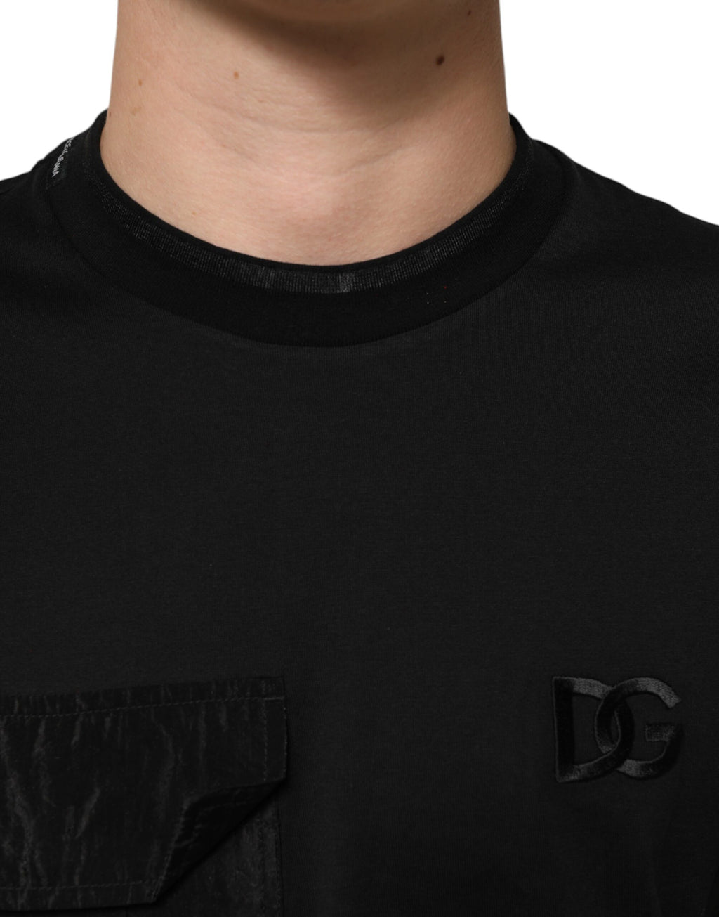 T-shirt noir en coton Dolce & Gabbana avec logo DG brodé et poche avant, style élégant et décontracté.