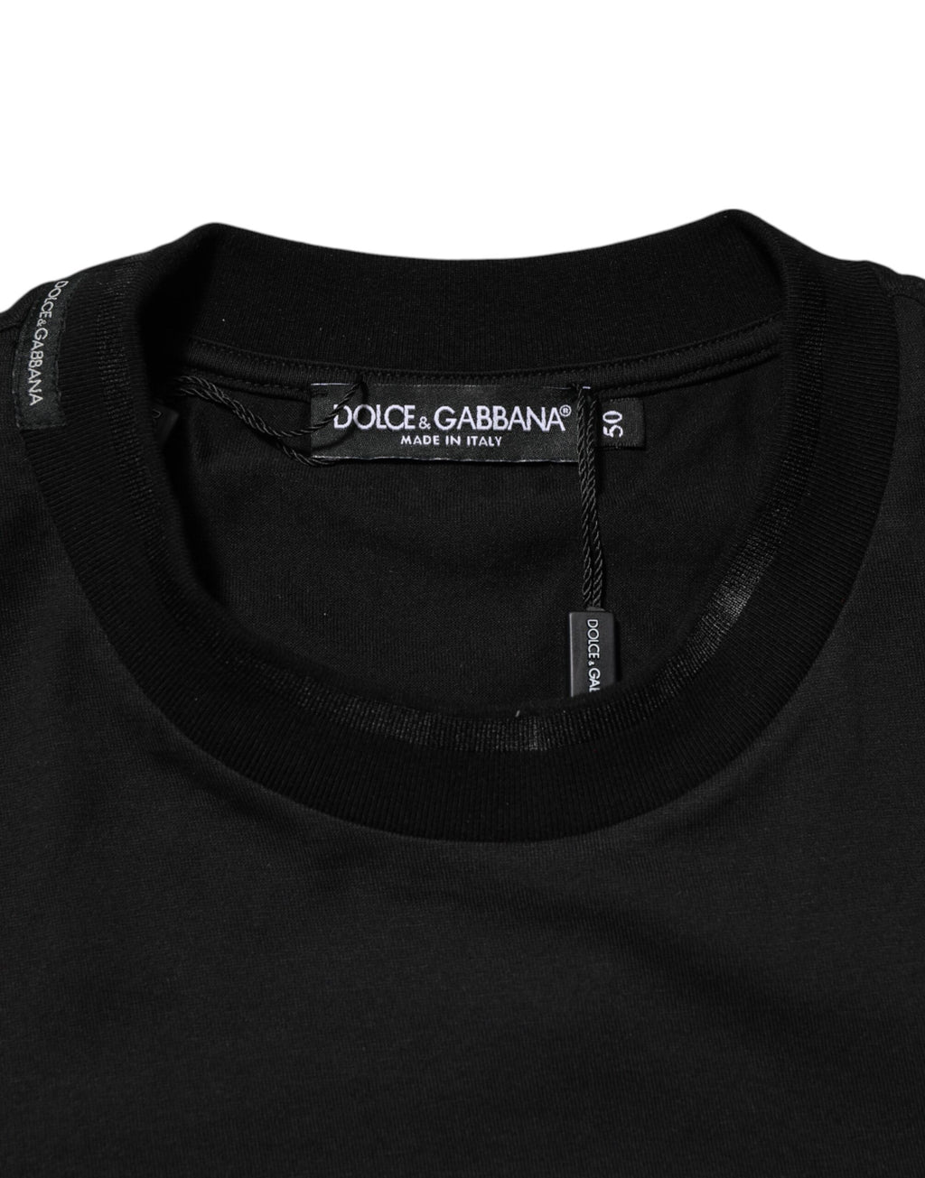 T-shirt noir en coton Dolce & Gabbana avec logo DG brodé et poche à l'avant, mode élégante et décontractée.