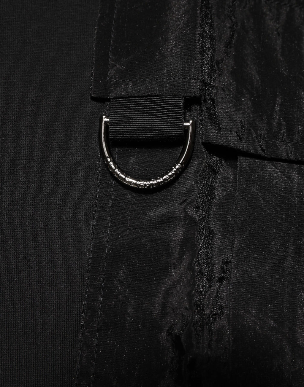 T-shirt noir en coton Dolce & Gabbana avec logo DG brodé et poche avant, mode élégante et classique pour hommes.