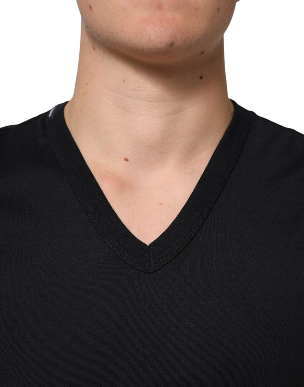 Chemise homme Dolce & Gabbana en coton noir à col en V, style simple et élégant.