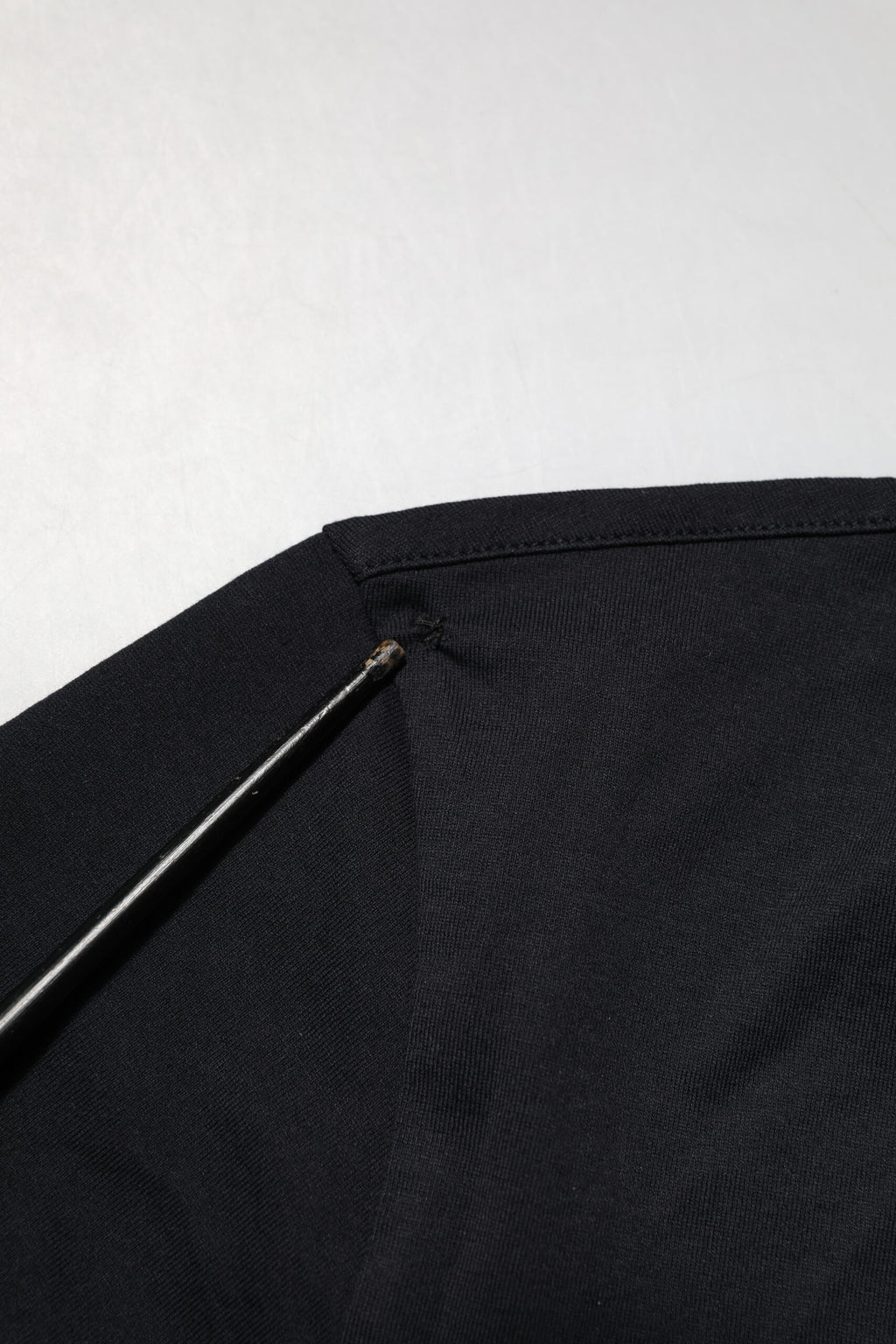 Chemise noire en coton Dolce & Gabbana pour homme avec col en V, style simple et élégant, vue de face.