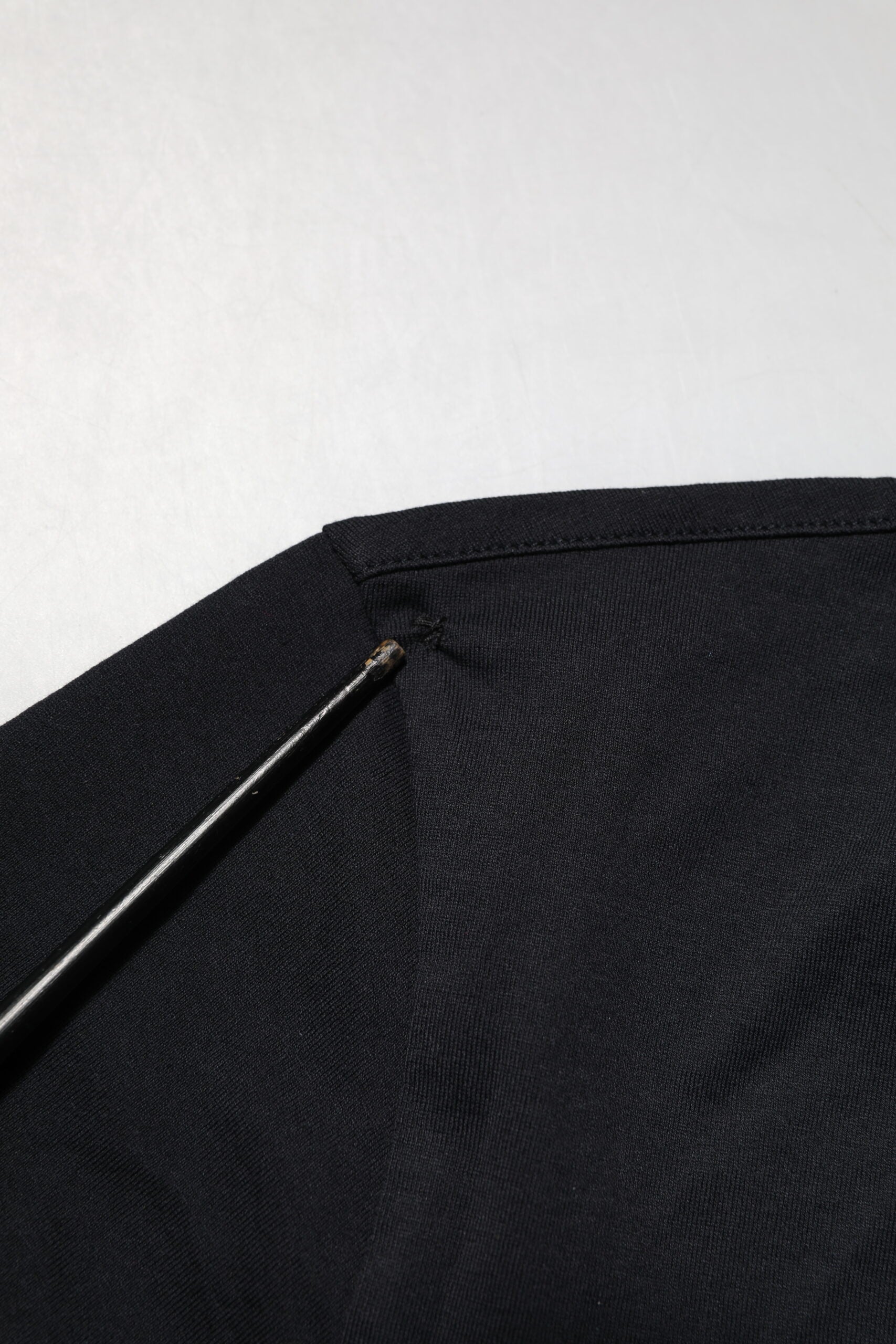 Chemise noire en coton Dolce & Gabbana pour homme avec col en V, style simple et élégant, vue de face.