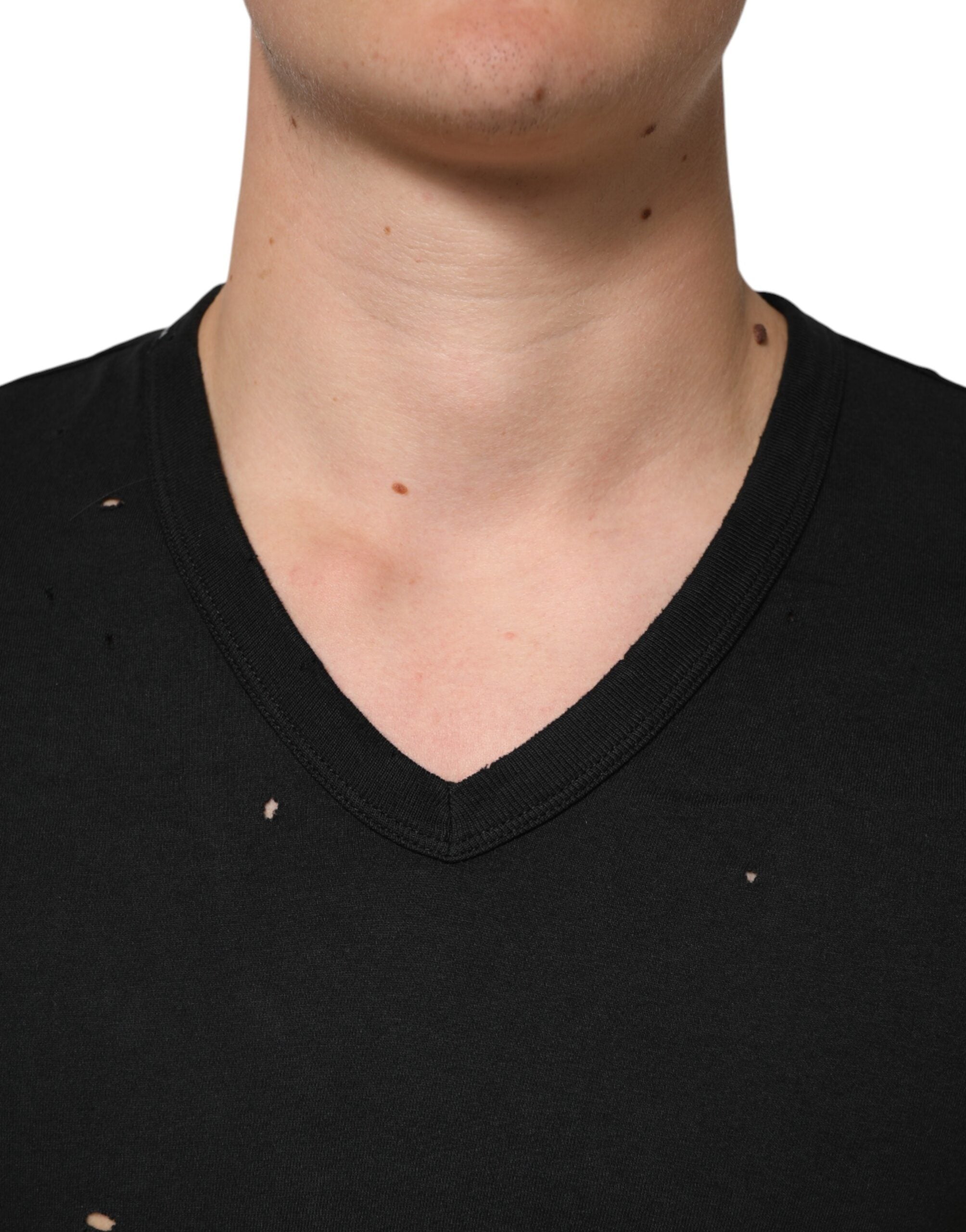 T-shirt homme noir en coton Dolce & Gabbana avec logo déchiré et col en V, style décontracté et tendance.