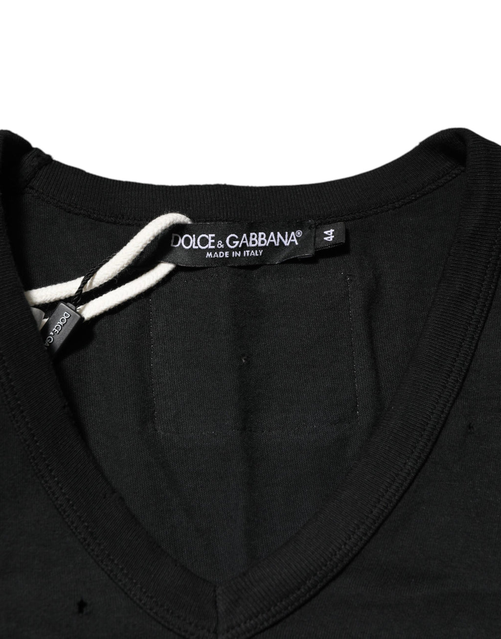 T-shirt homme en coton noir Dolce & Gabbana avec logo déchiré et col en V, style décontracté et tendance.