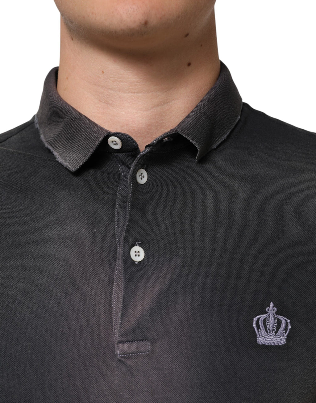 Polo homme Dolce & Gabbana en coton gris avec col en forme de couronne, style élégant et décontracté.