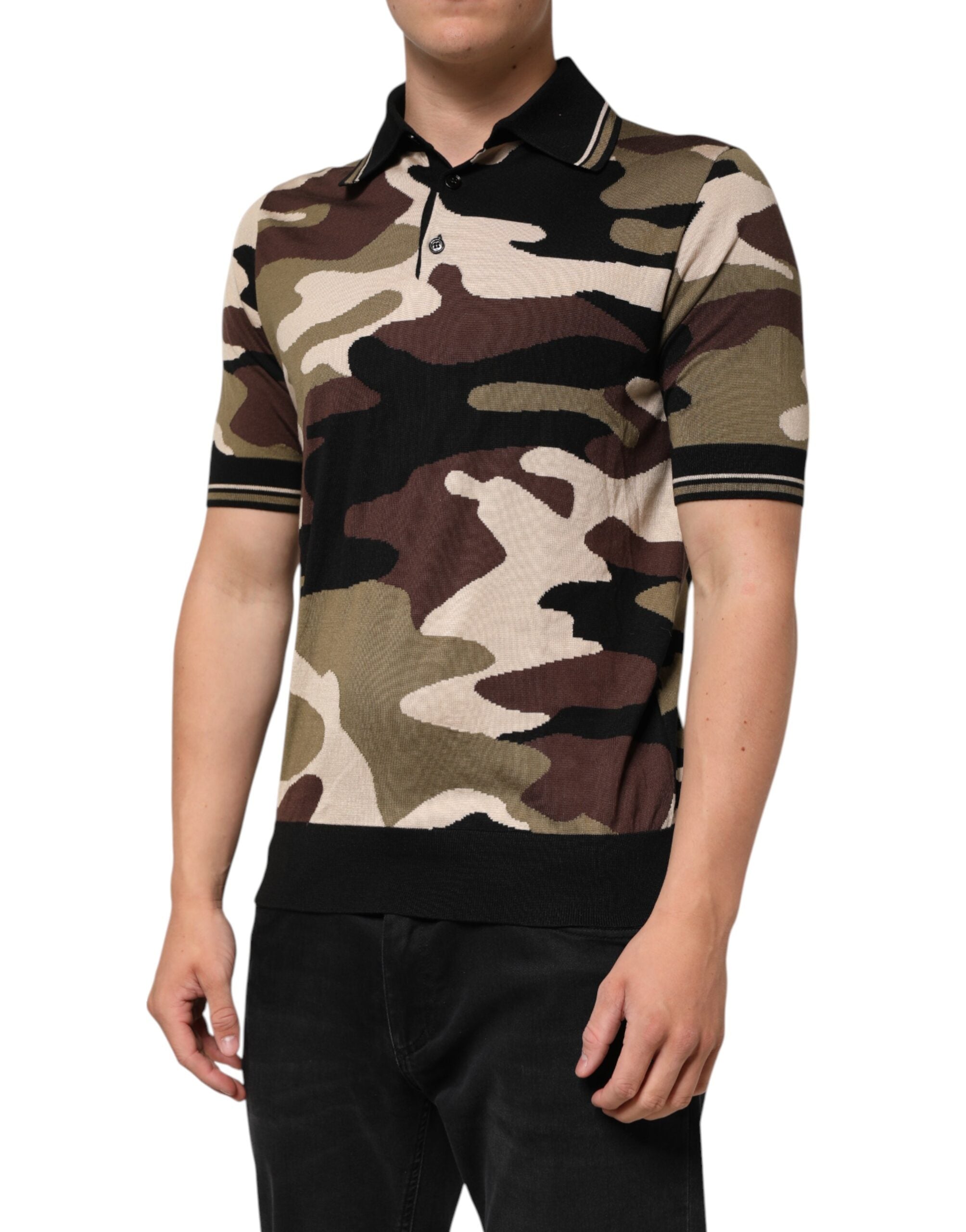 T-shirt polo militaire en soie camouflage marron de Dolce & Gabbana, style élégant et tendance.