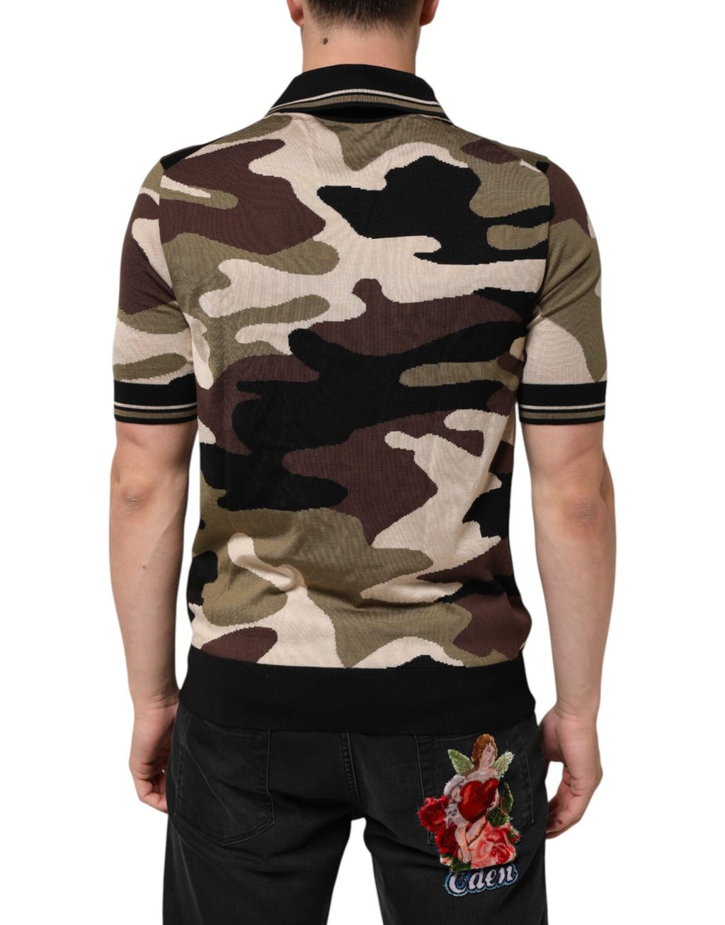 T-shirt polo militaire en soie camouflage marron Dolce & Gabbana, détail élégant et style sophistiqué.