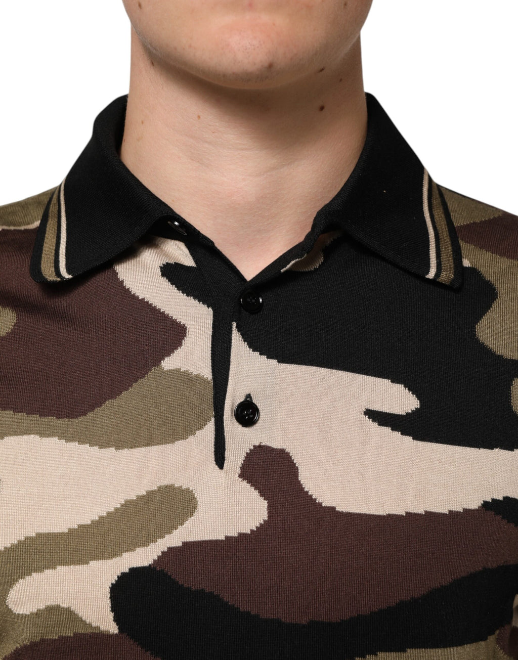 T-shirt polo militaire en soie camouflage marron de Dolce & Gabbana, style élégant et sophistiqué.