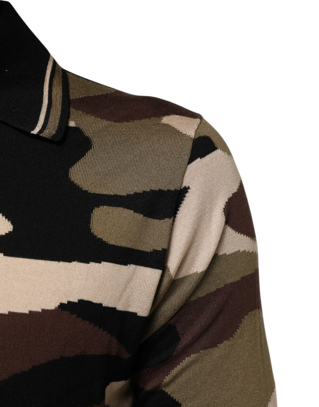 T-shirt polo militaire en soie camouflage marron Dolce & Gabbana, style élégant et tendance, visible en détail dans l'image.