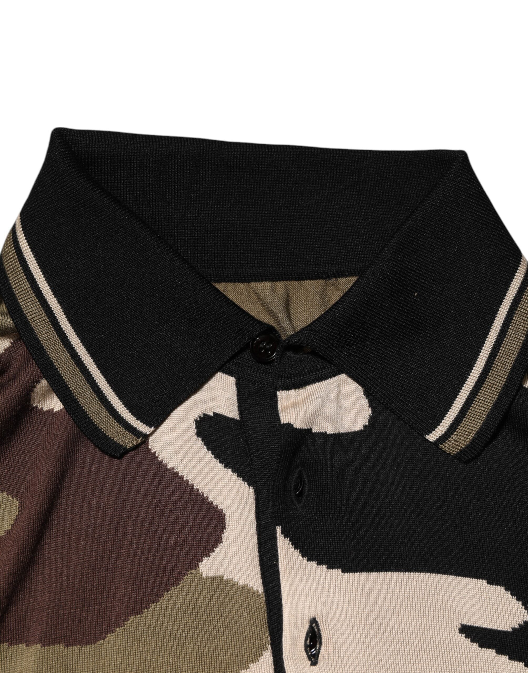 T-shirt Polo Dolce & Gabbana en soie camouflage marron style militaire, élégant et tendance, porté sur un mannequin.