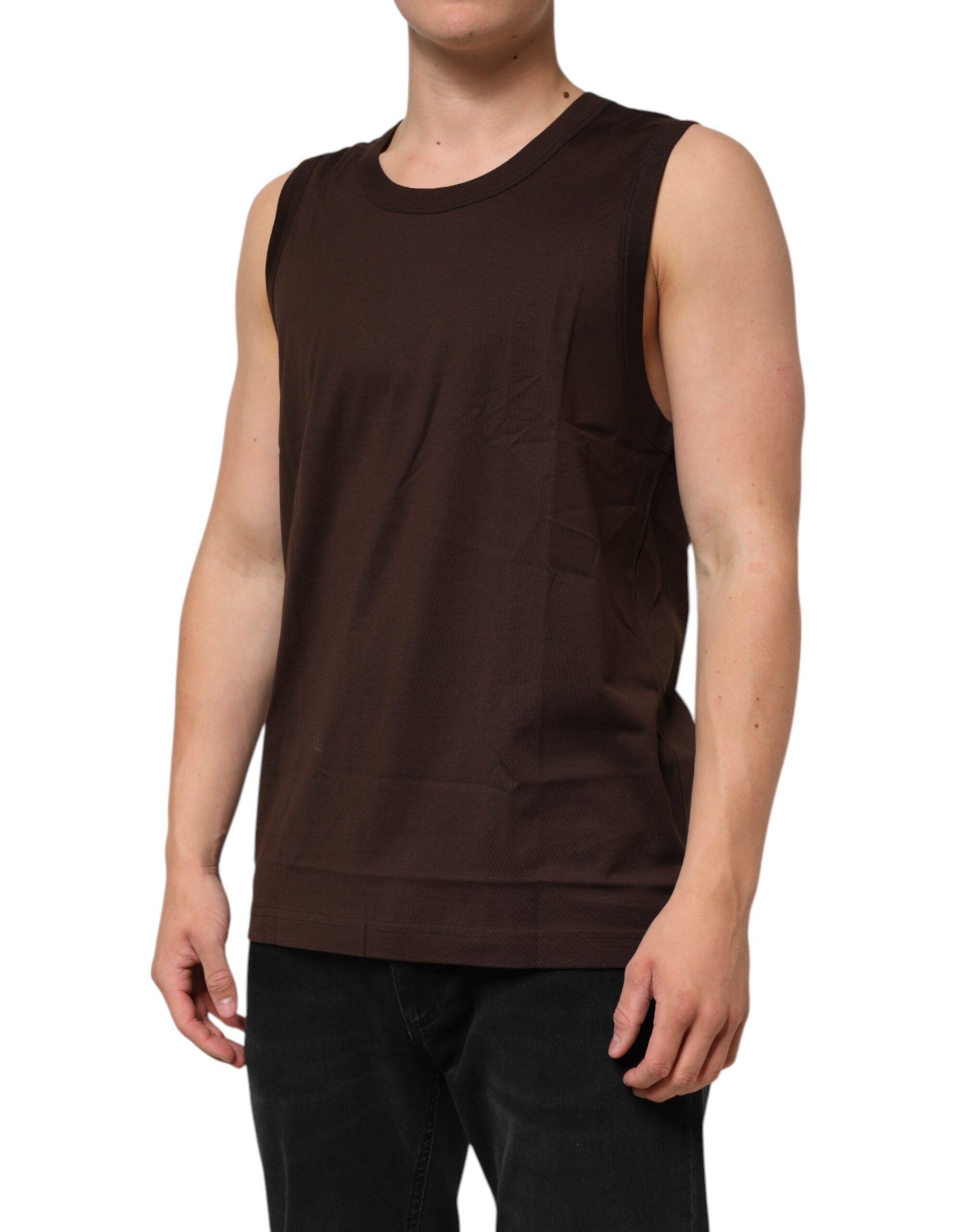 Débardeur homme en coton marron de Dolce & Gabbana, sans manches, classique et confortable, visible sur le mannequin.
