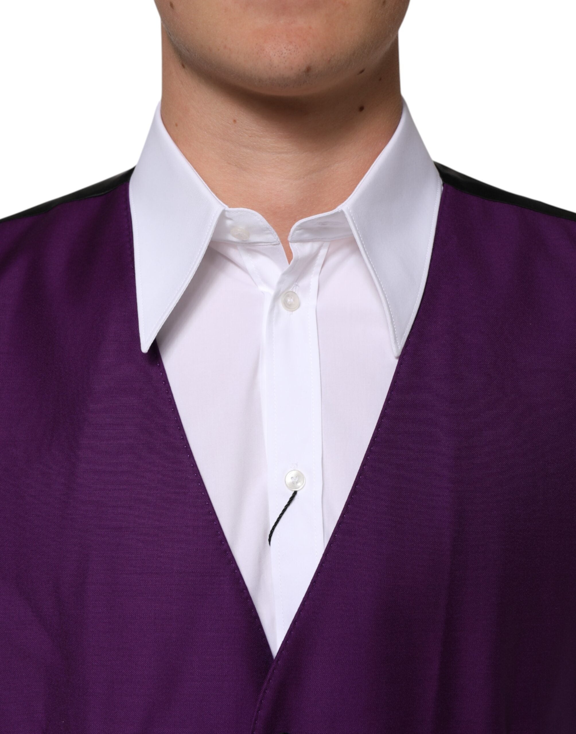Gilet en laine violet de Dolce & Gabbana, vêtement formel à la taille, porté sur un fond neutre.