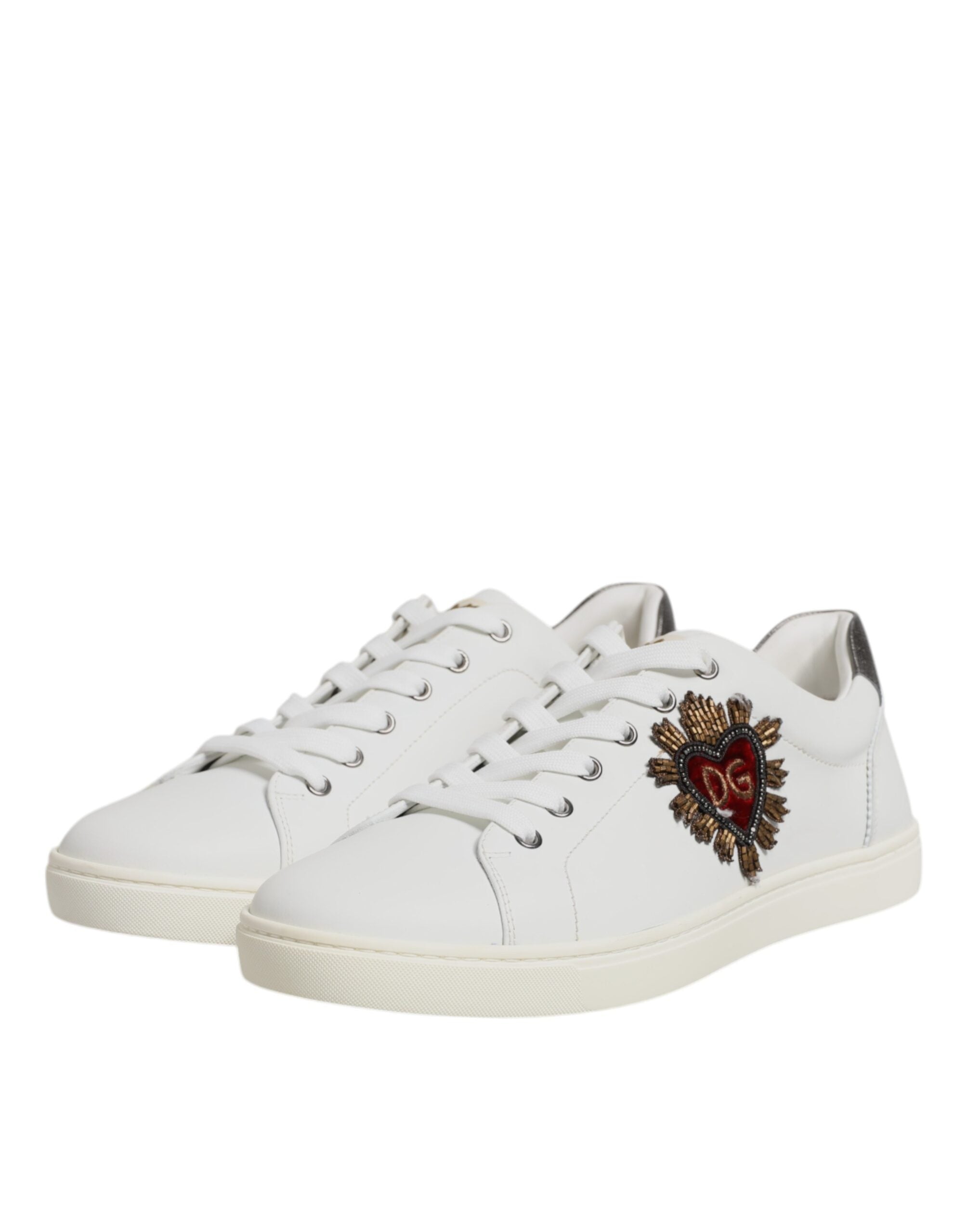 Chaussures pour hommes Dolce & Gabbana blanches en cuir avec détails argentés et motif cœur sacré, style sneakers élégants.