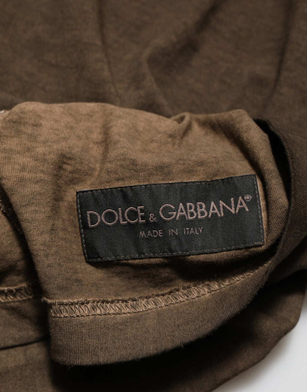 T-shirt homme en coton marron foncé Dolce & Gabbana avec logo déchiré, style décontracté et tendance.